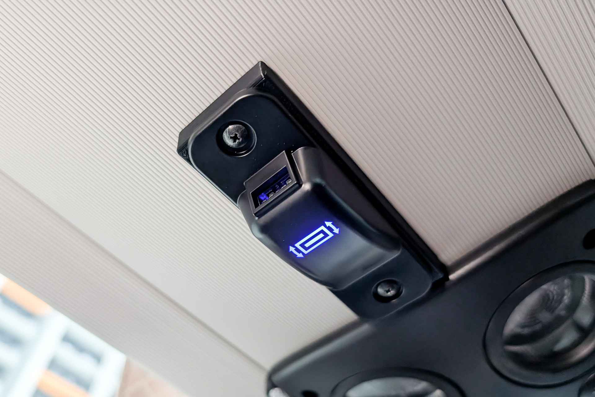 同じく頭上の抜き部分にUSB Type-Aの充電ポートが1つ