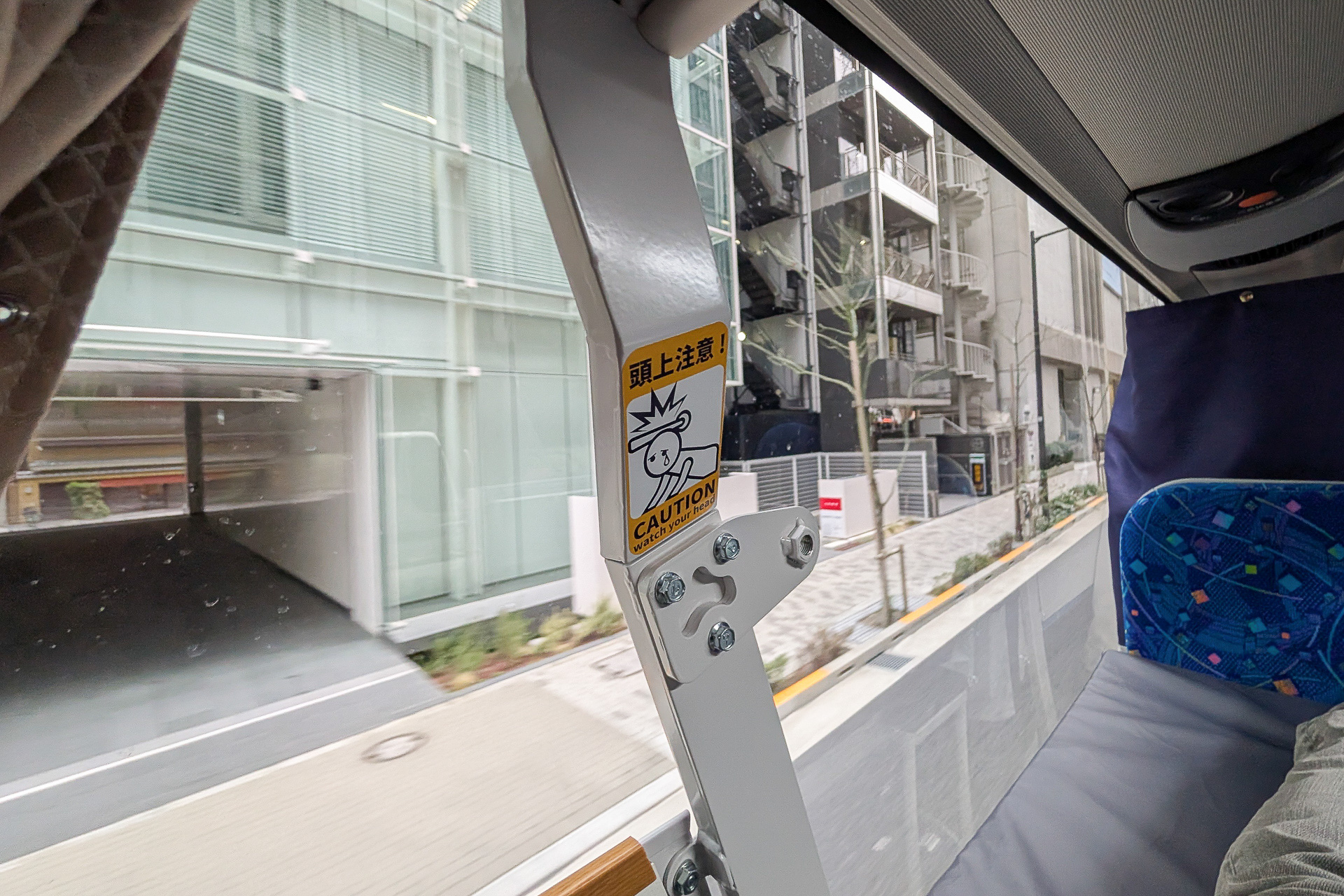 市街地では上からの視線で、寝そべって移動していくのが新鮮な感覚