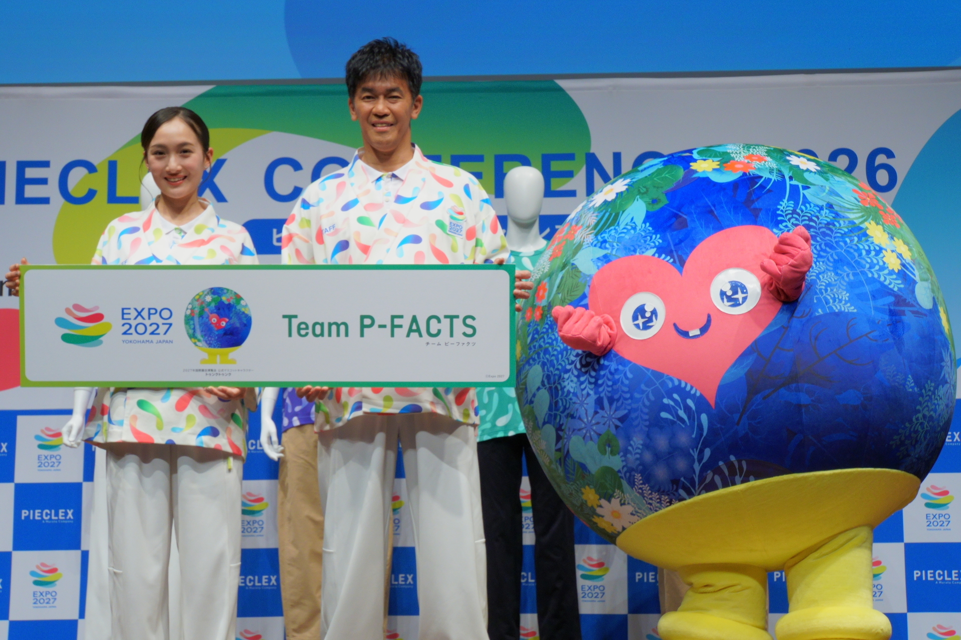 左から、2026ミス日本グランプリの野口絵子さん、ピエクレックス ブランドアンバサダーの武井壮さん、公式マスコットキャラクター「トゥンクトゥンク」