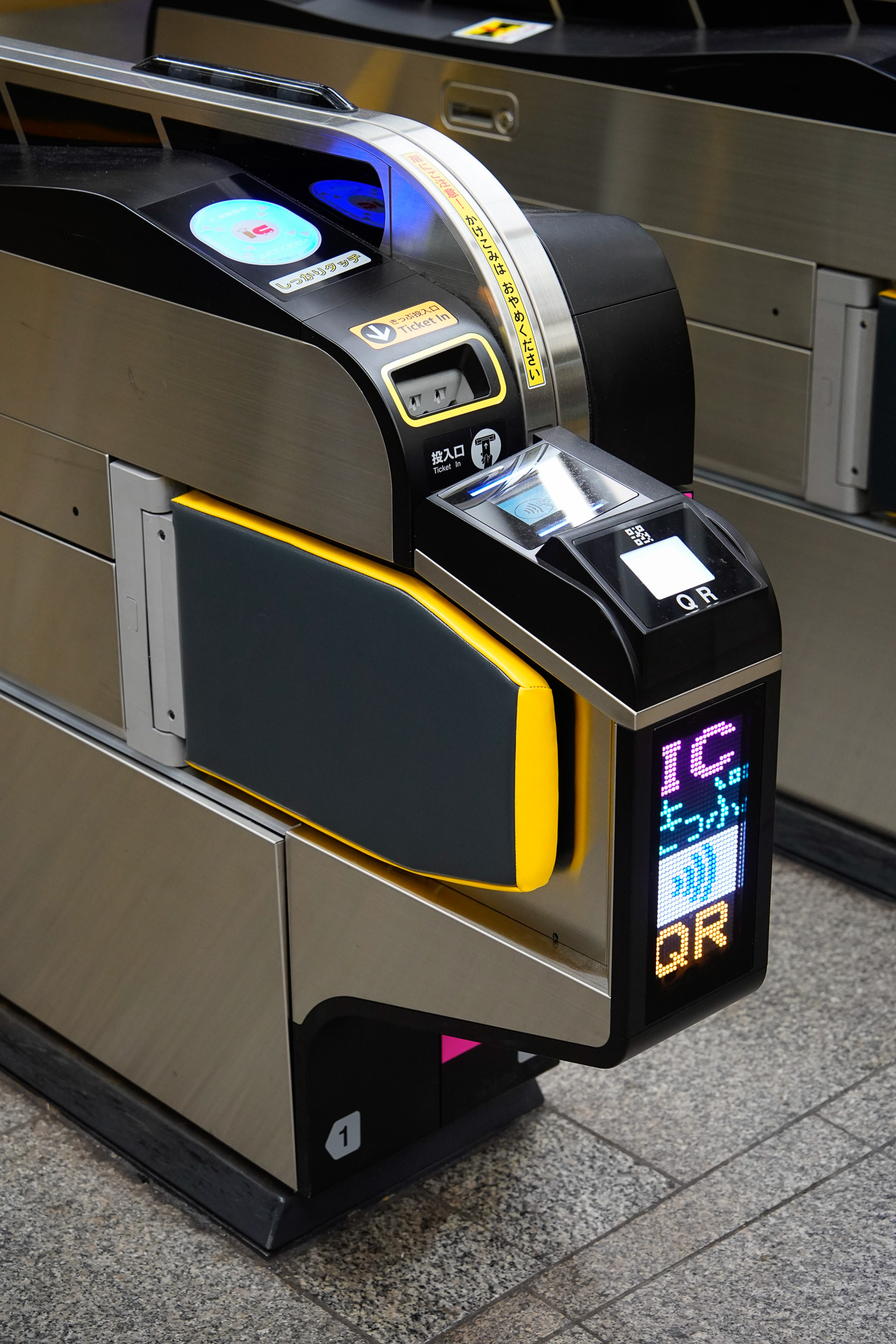 相互利用開始後の、東急の自動改札機。「IC」「きっぷ」「タッチ決済」「QR」全部入りの自動改札機を一部の通路に設置した