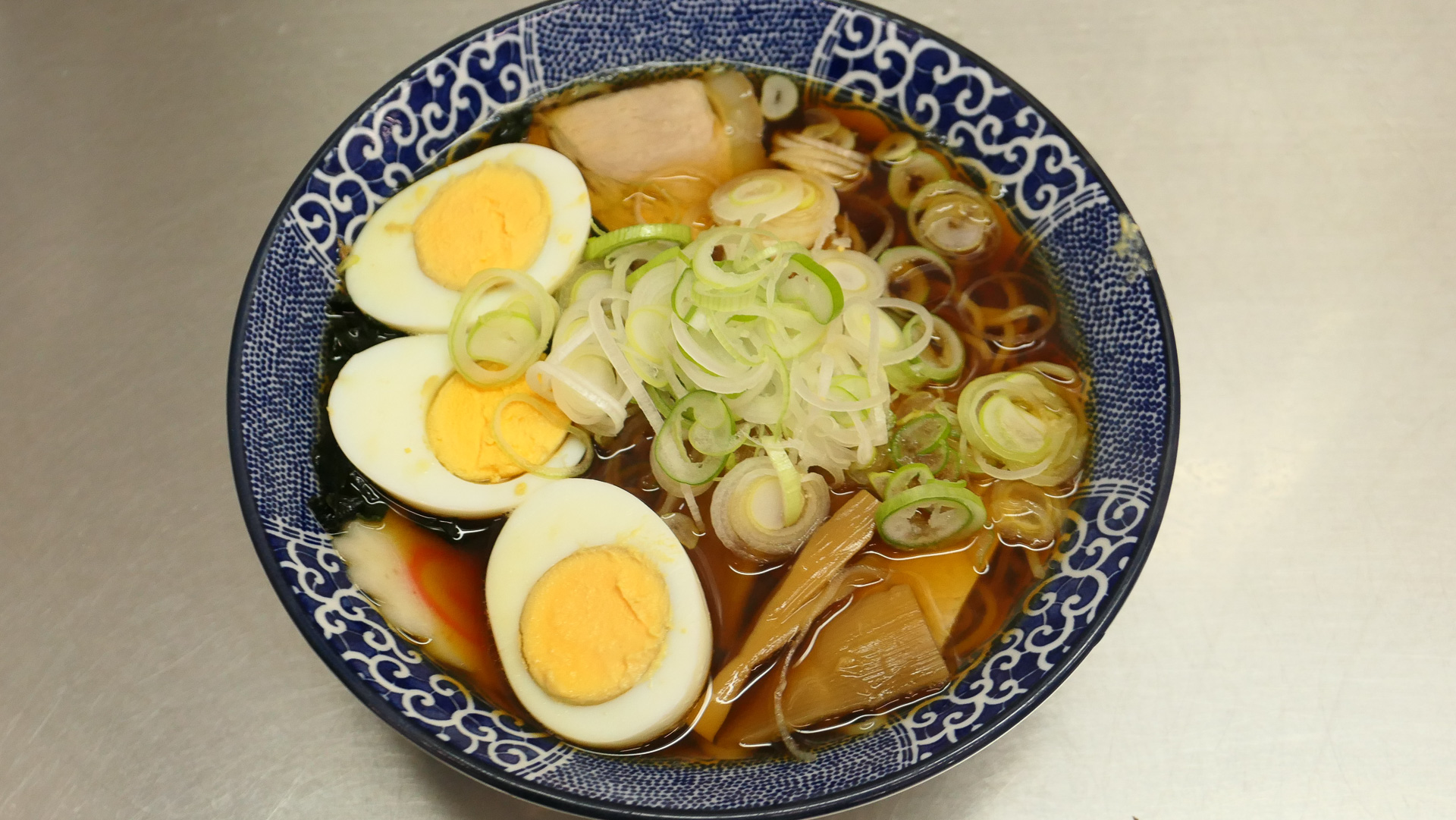 西新井らーめん。間違って食券を買った玉子もつけてもらった