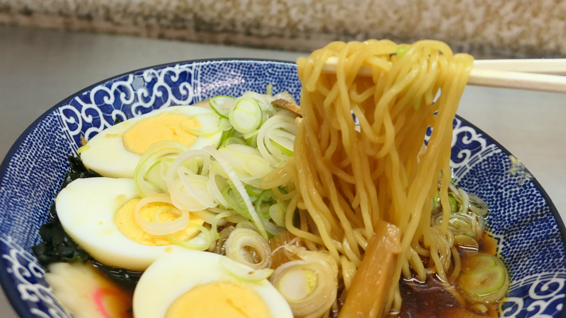 ストレートの麺をリフト