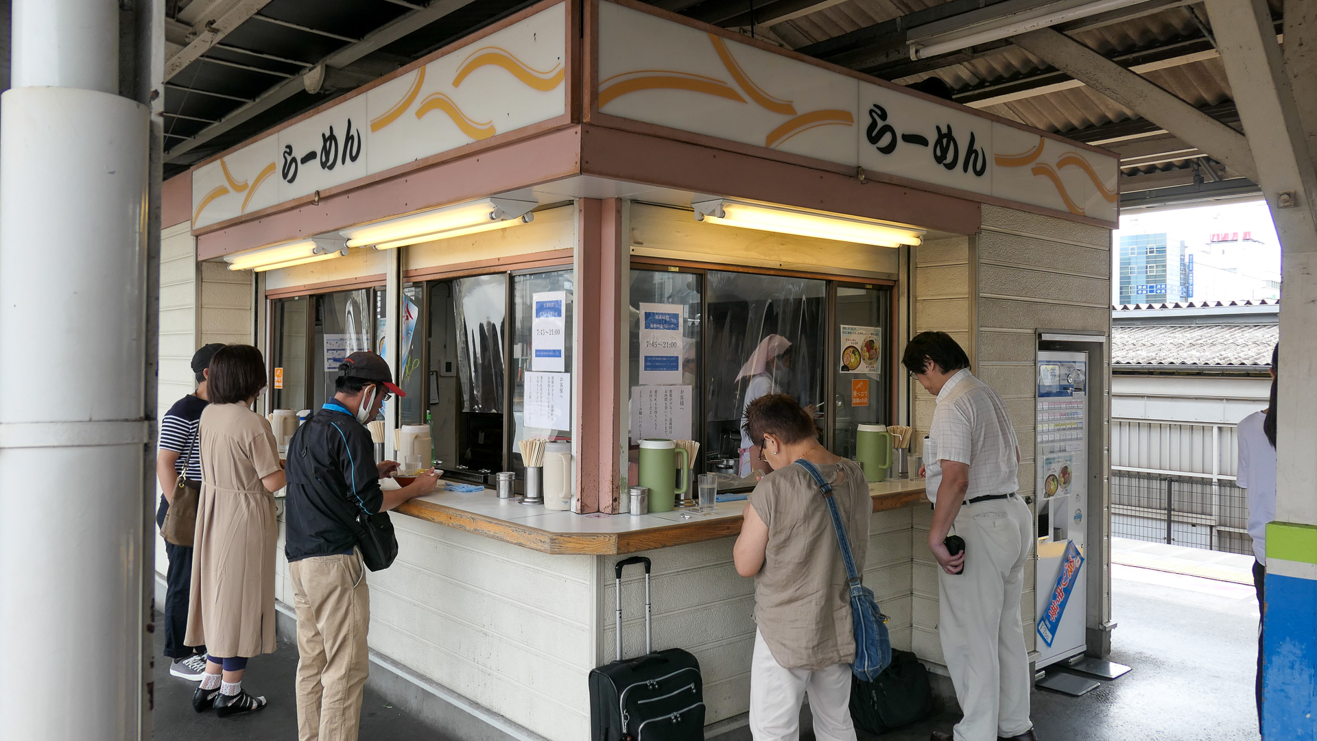 春日部駅ホームの「東武らーめん」