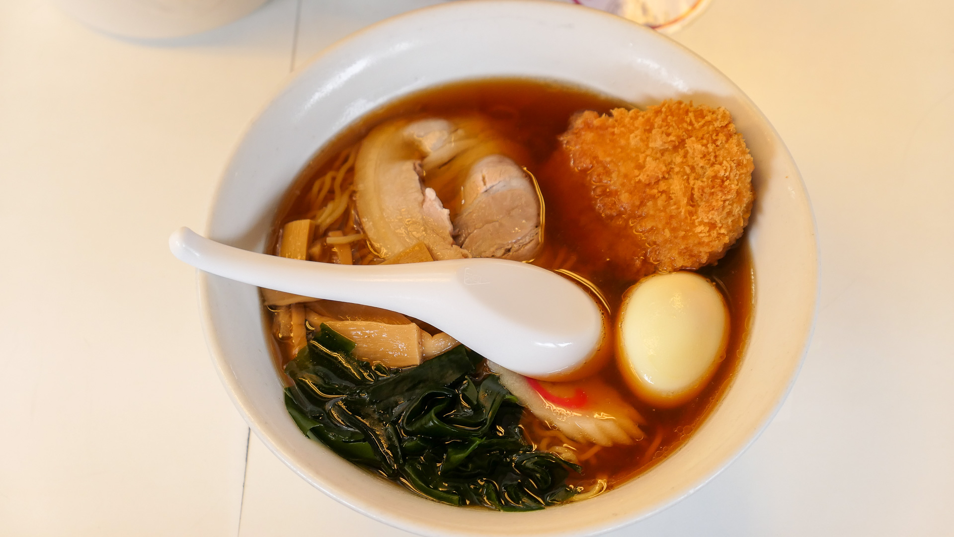 春日部駅「東武らーめん」名物、コロッケ入りラーメン