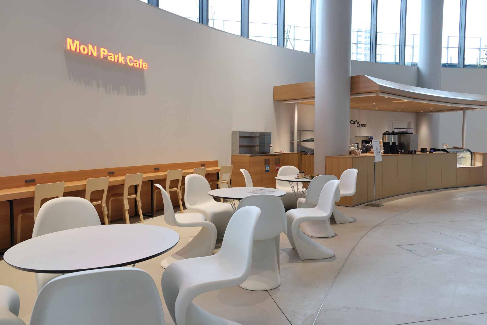 テイクアウトスタイルのカフェ「MoN Park Cafe by Spiral」。オリジナルコロネはMoN Takanawaだけで提供する