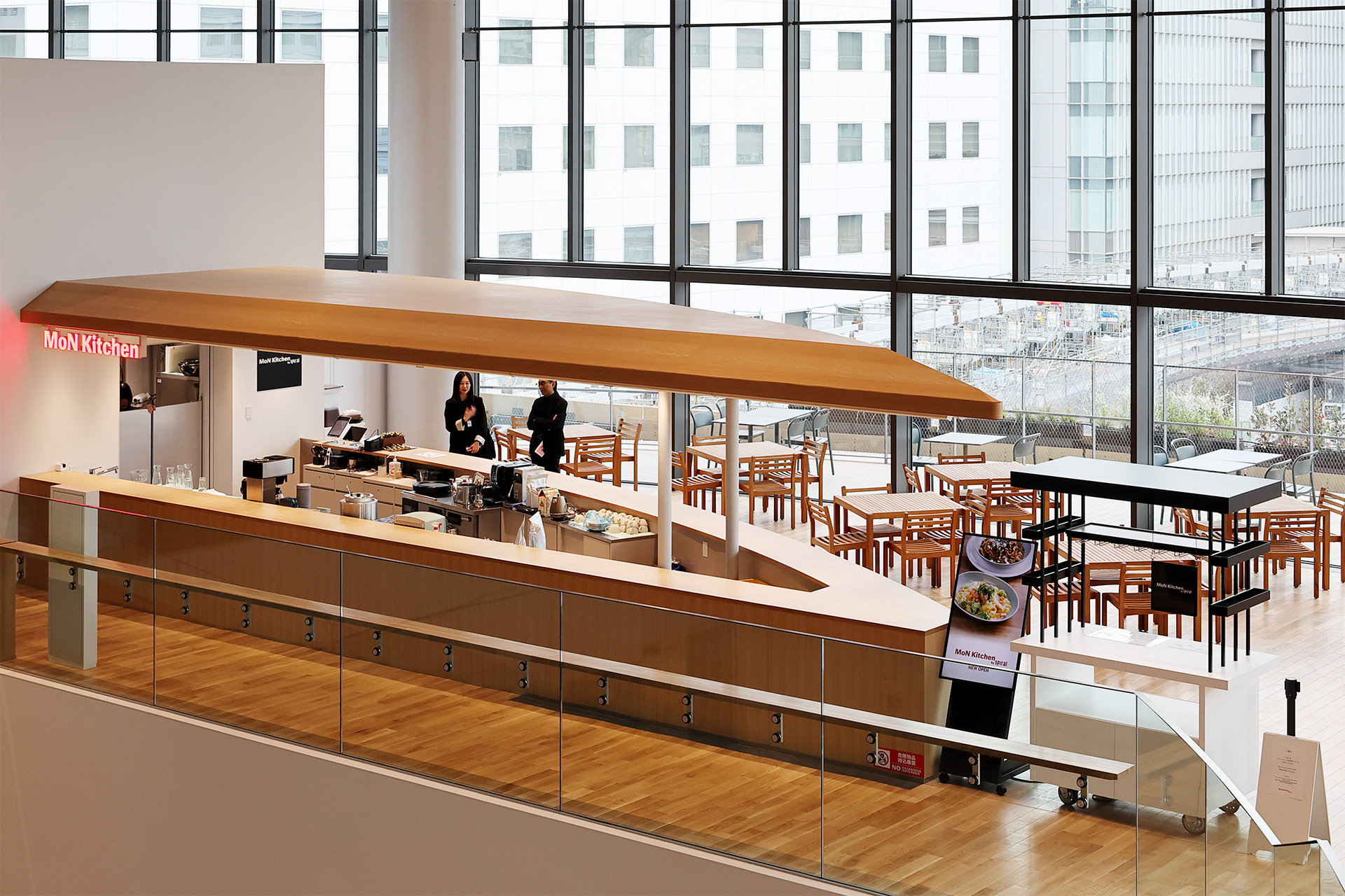 カフェレストラン「MoN Kitchen by Spiral」。店内のテーブル・チェアは2025年の大阪・関西万博で使用されたカール・ハンセン（デンマーク）のもの