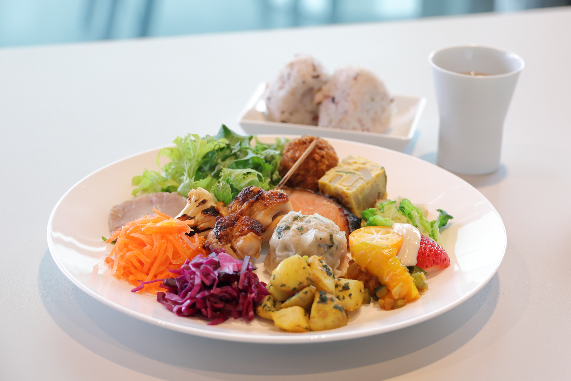 JR東日本の沿線各地の旬の食材を主軸としたルーフトップレストラン「MoN Garden Restaurant "LAUBE"」。ワンプレートで提供する盛りだくさんの写真の料理は駅弁をイメージしているとのこと。季節感を強く意識した料理も多く、オリジナルの飲み物も充実している。ジンジャーエールは四季に合わせて味を変えながら提供していく