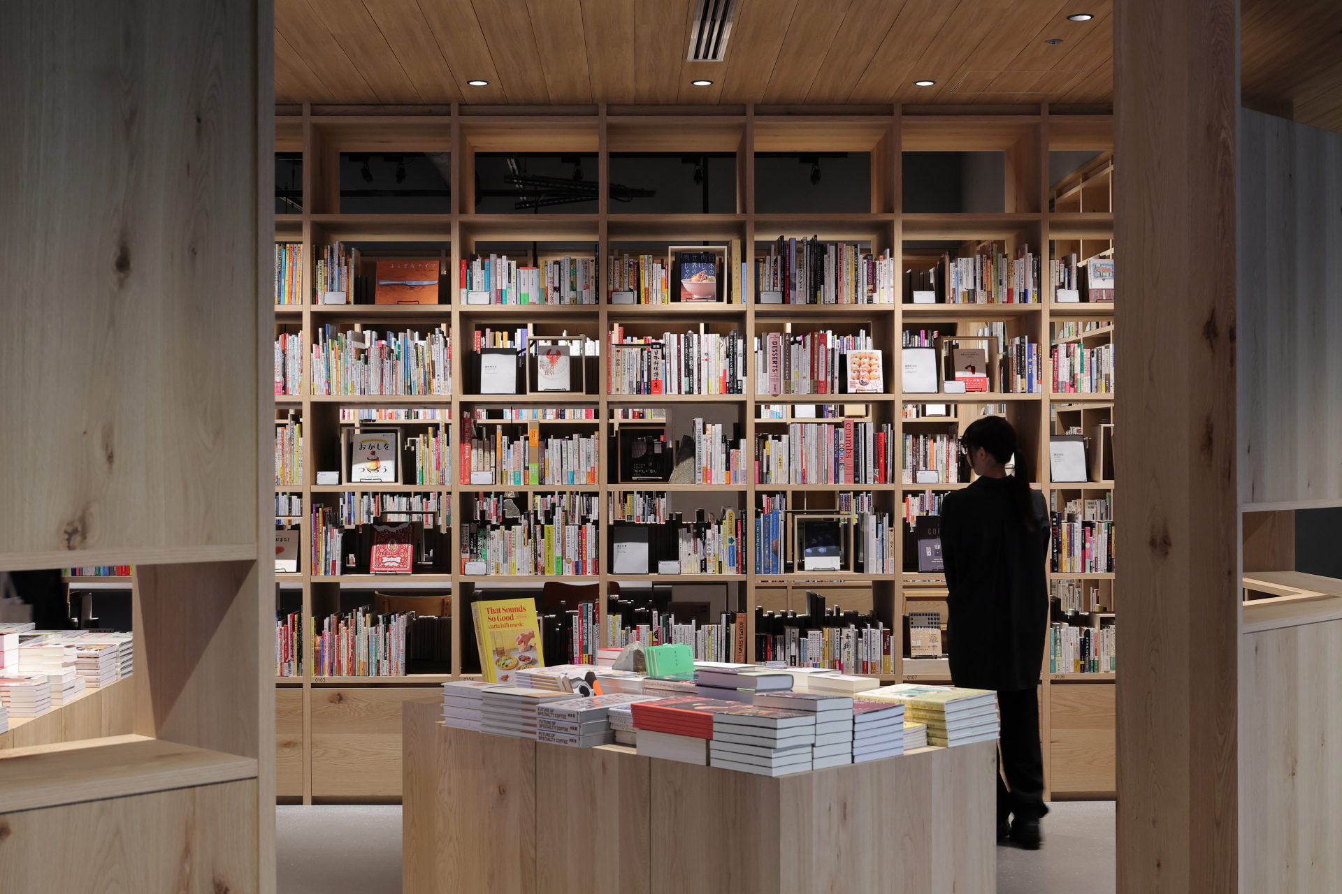 和書、洋書合わせて約5000冊の料理にまつわる本が並ぶ「HON:273」。販売のほか有料の読書スペースではコーヒーなどを飲みながら読書を楽しむこともできる