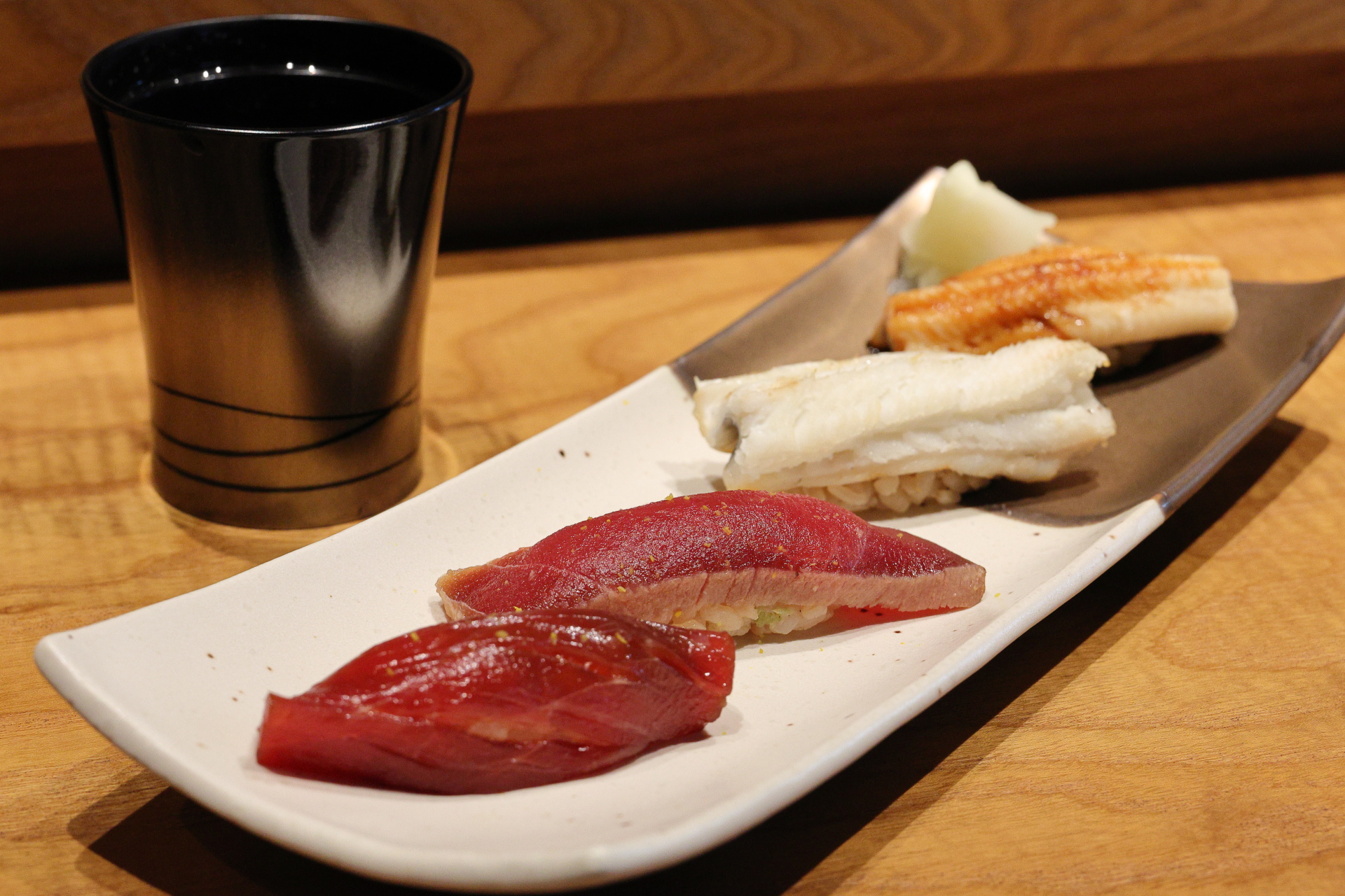 赤身の漬けや穴子、伝統を受け継いできた日本酒と味わうおむすび定食、産地別の牡蠣を楽しめるオイスターバー、日本伝統の蕎麦、などが楽しめる3階