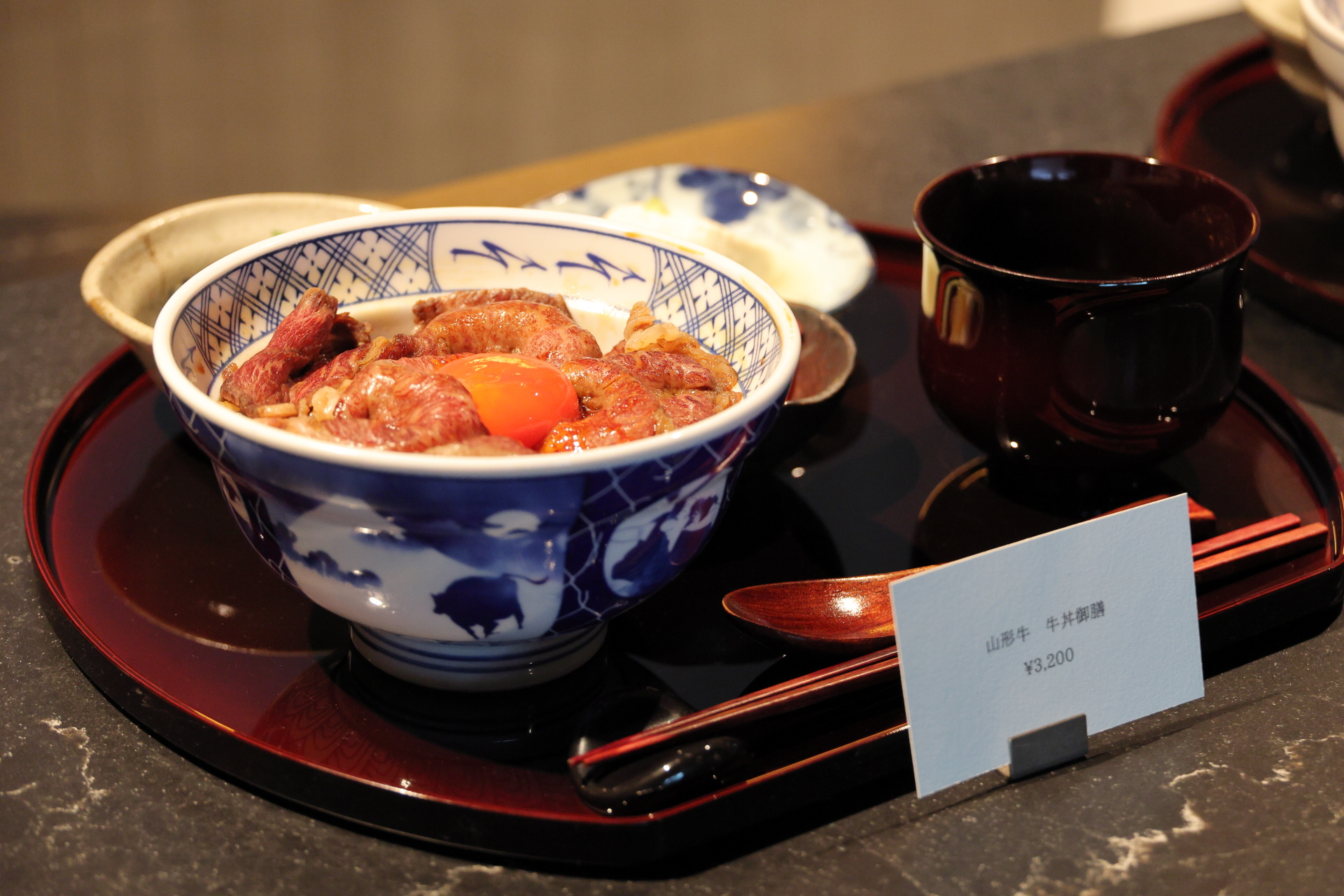 赤身の漬けや穴子、伝統を受け継いできた日本酒と味わうおむすび定食、産地別の牡蠣を楽しめるオイスターバー、日本伝統の蕎麦、などが楽しめる3階