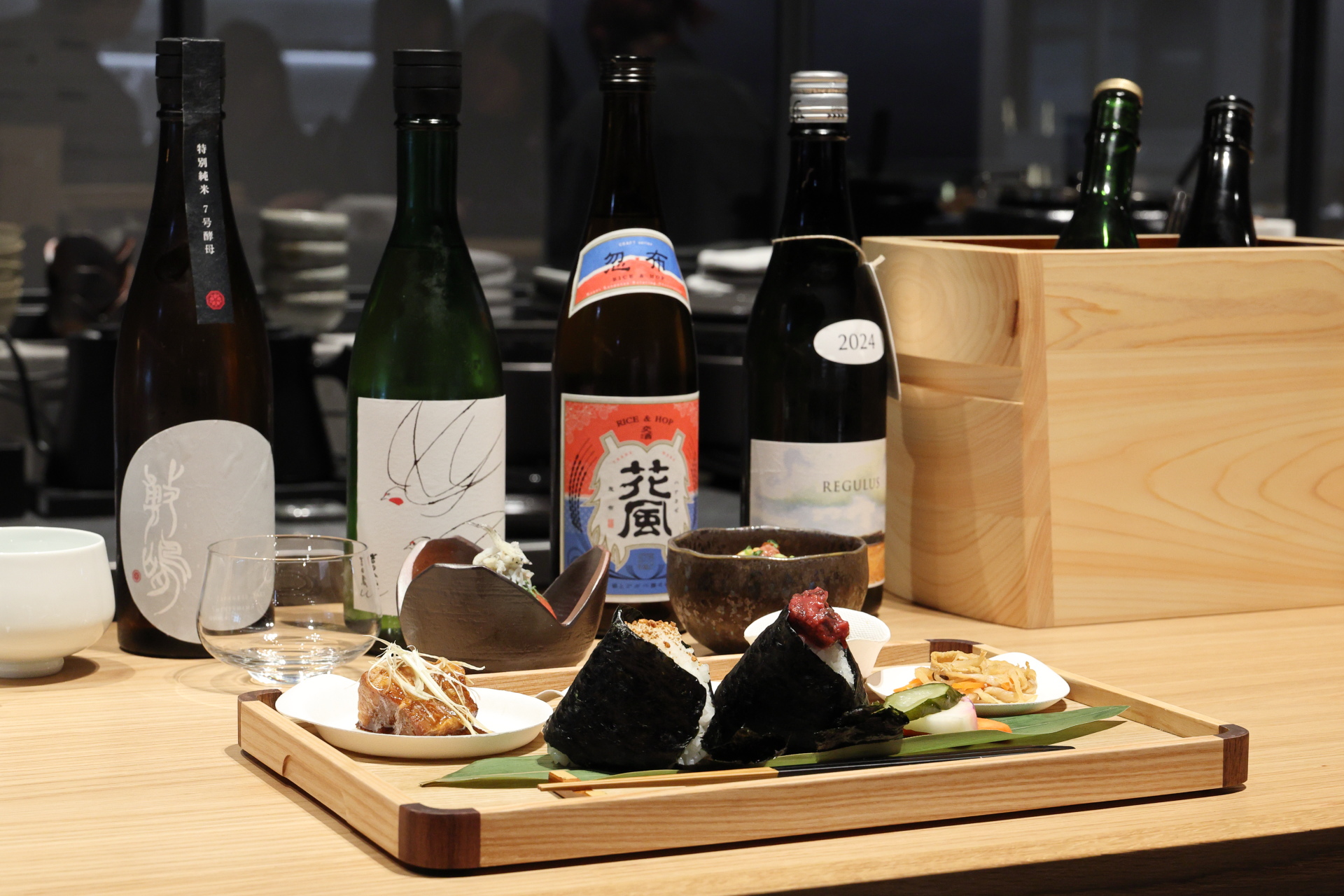 赤身の漬けや穴子、伝統を受け継いできた日本酒と味わうおむすび定食、産地別の牡蠣を楽しめるオイスターバー、日本伝統の蕎麦、などが楽しめる3階
