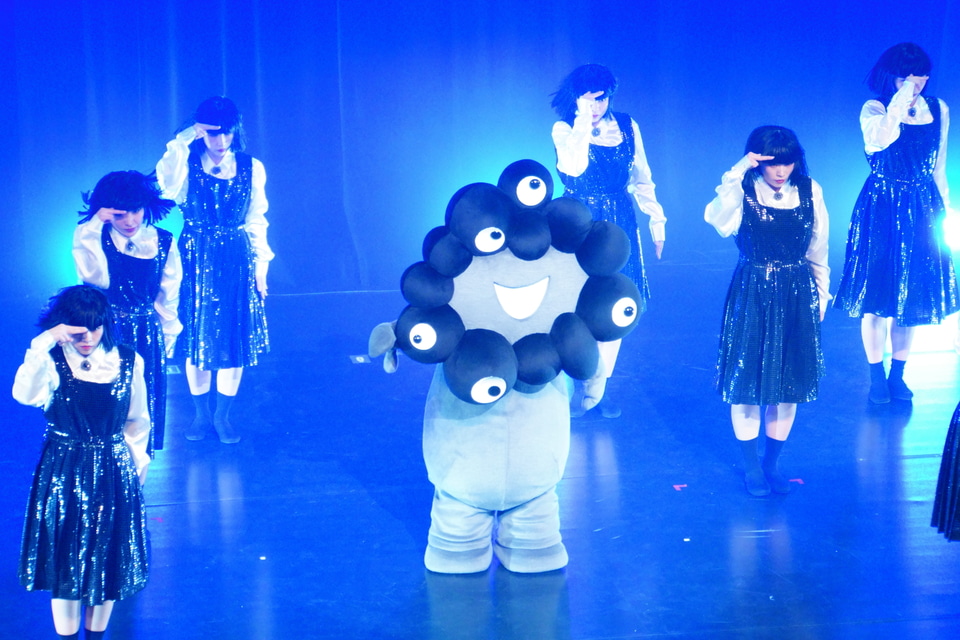 東京にも黒ミャク参上！ 3歳のクイズ王と喜び分かち合い、OKPダンスも