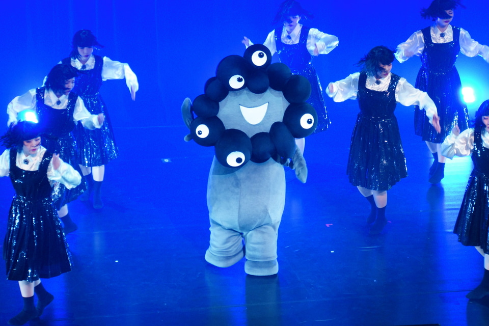東京にも黒ミャク参上！ 3歳のクイズ王と喜び分かち合い、OKPダンスも