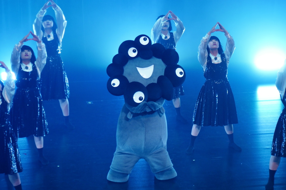 東京にも黒ミャク参上！ 3歳のクイズ王と喜び分かち合い、OKPダンスも