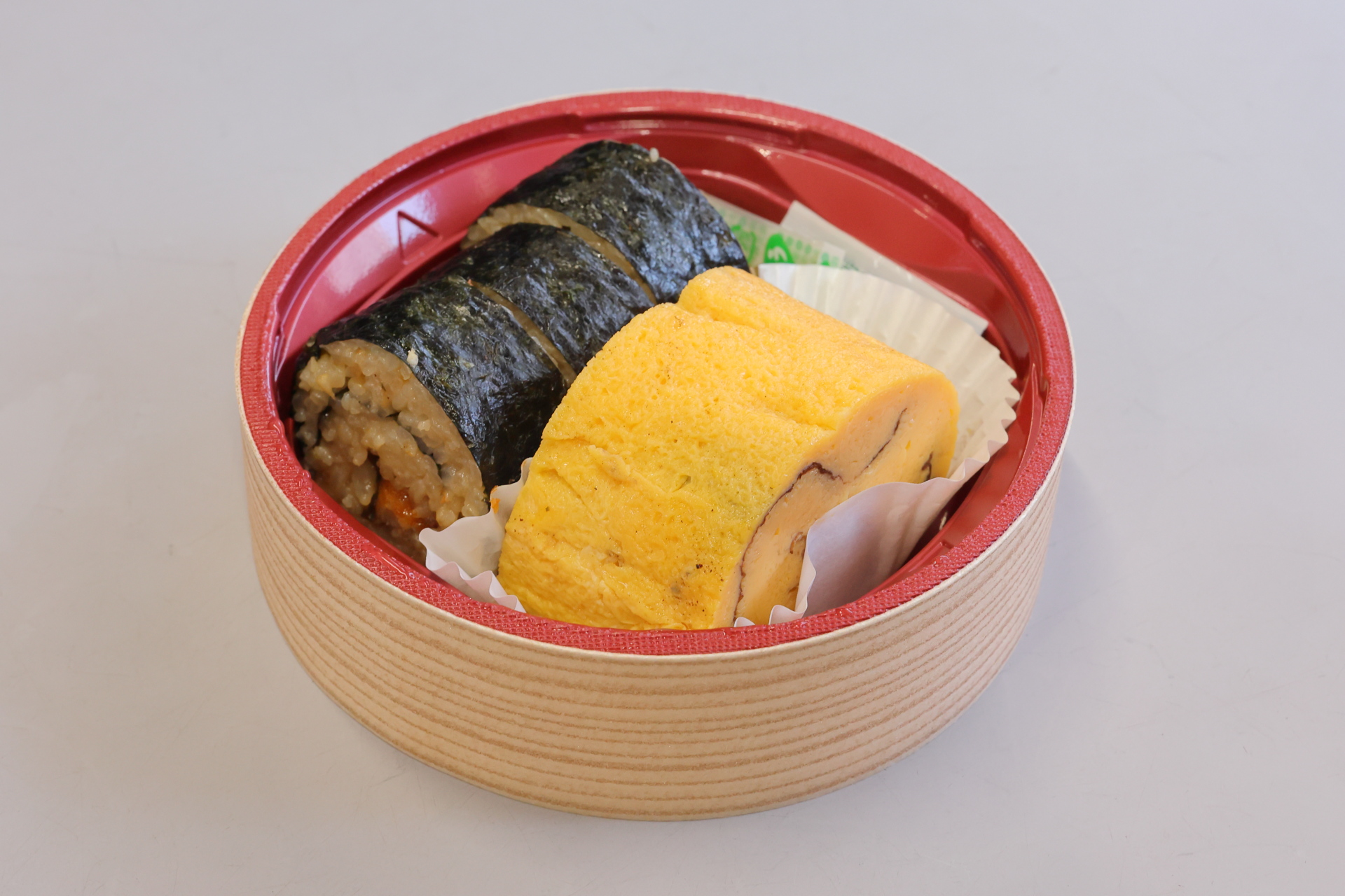 ひつまぶし巻きの量に対して大きめのだし巻き玉子