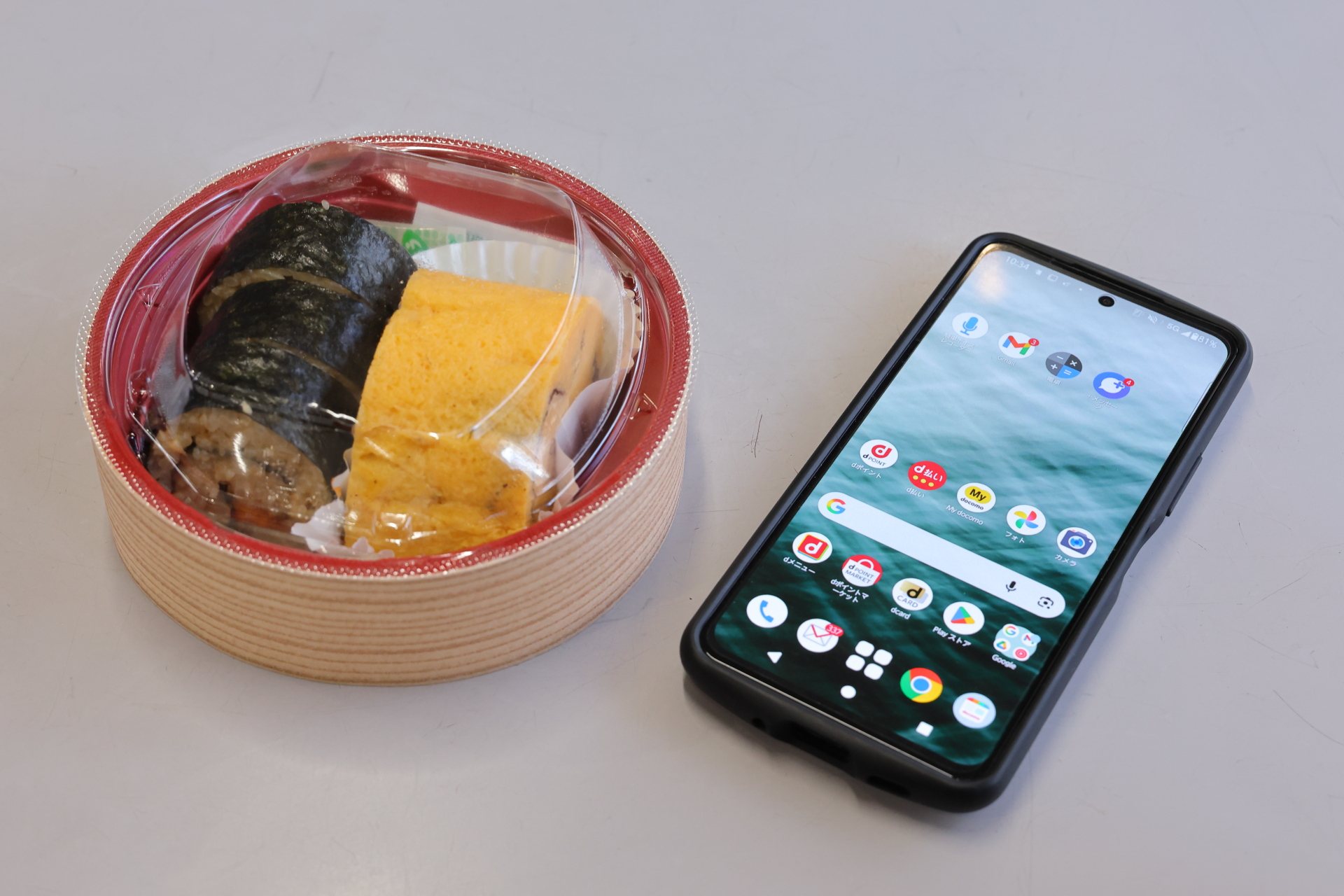 スマートフォンと並べて。ちょっと小ぶりの駅弁です