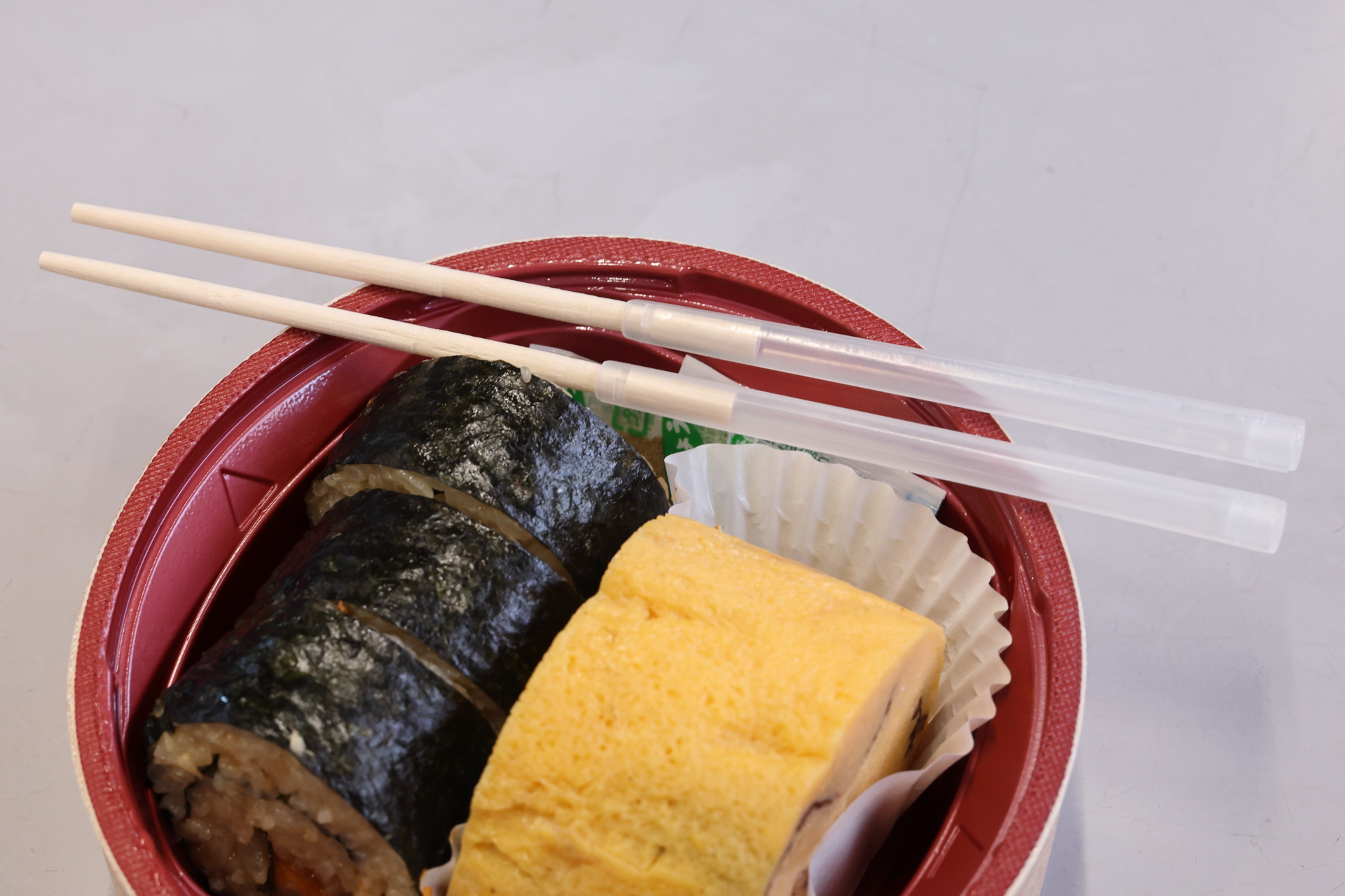 小さいので箸も伸縮式です