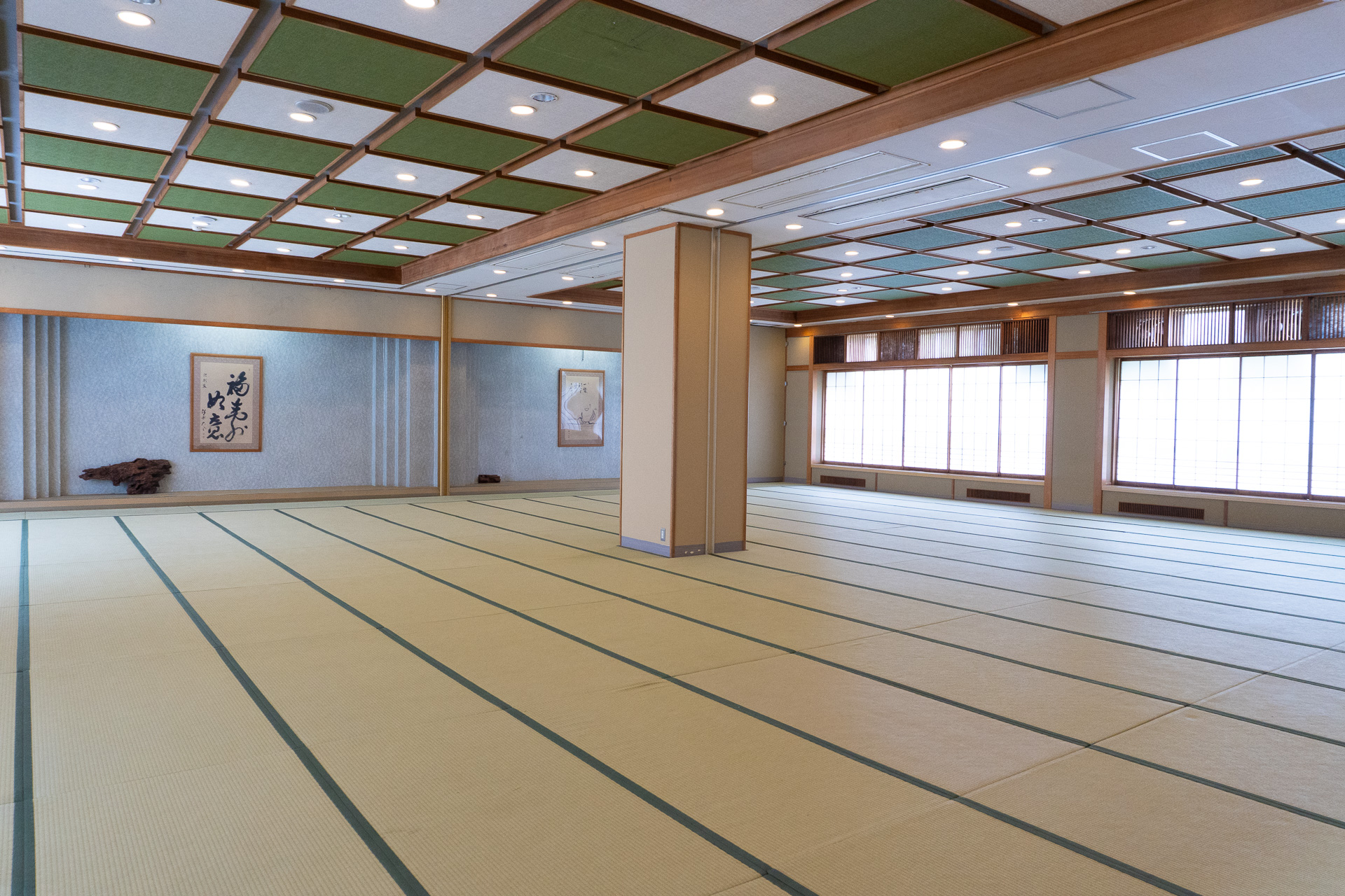 昭和期に宴席で賑わった広さ270m<span class="em sup">2</span>もの大宴会場を全天候型プレイエリア「キッズパーク」に刷新