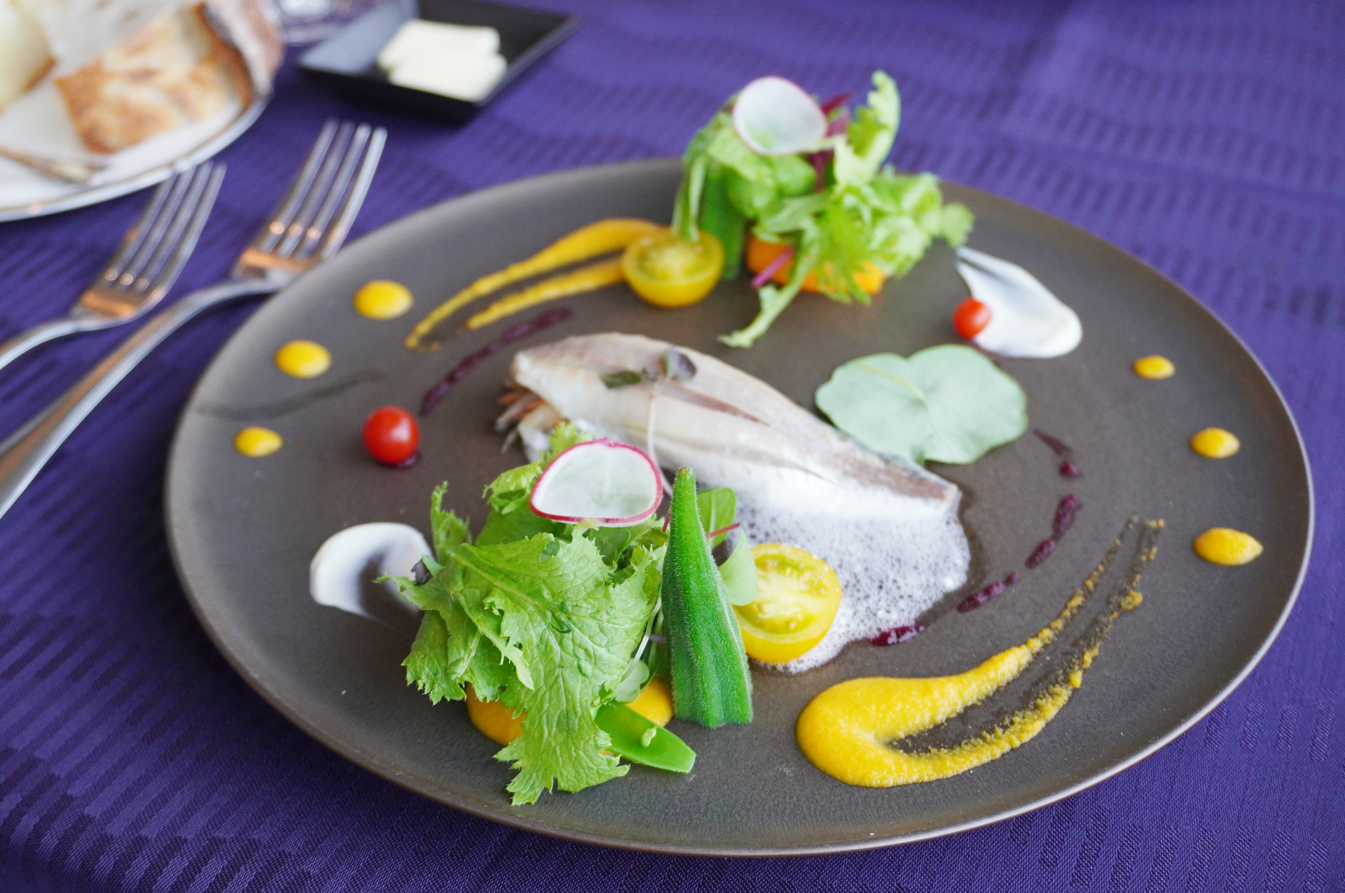 地鯵と季節野菜のカルパッチョなど、旬の地元食材を活かした本格フレンチコースを提供する