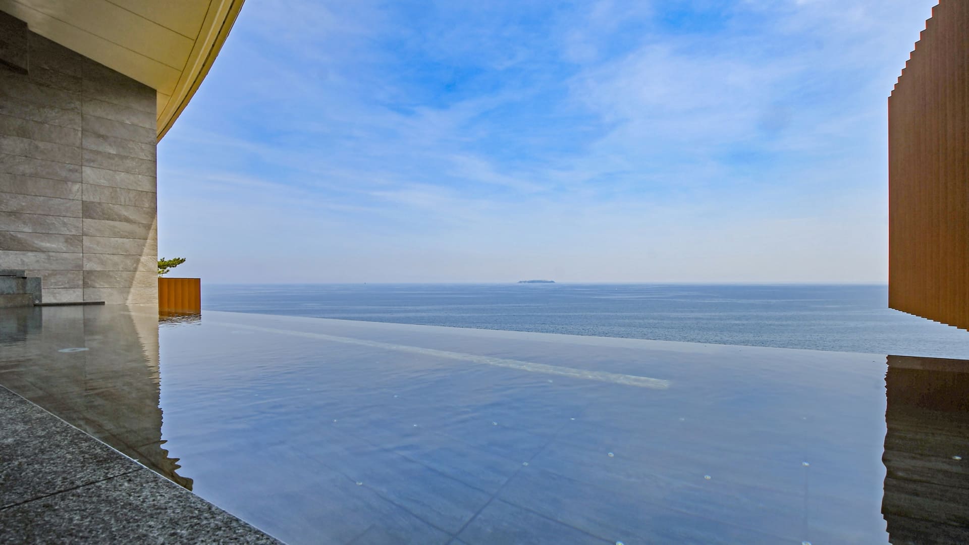 温泉大浴場「スパリウムニシキ」のインフィニティ露天風呂。まるで海と一体になったかのような絶景が楽しめるとして人気。日帰り入浴も可能（画像提供：ホテルニューアカオ）