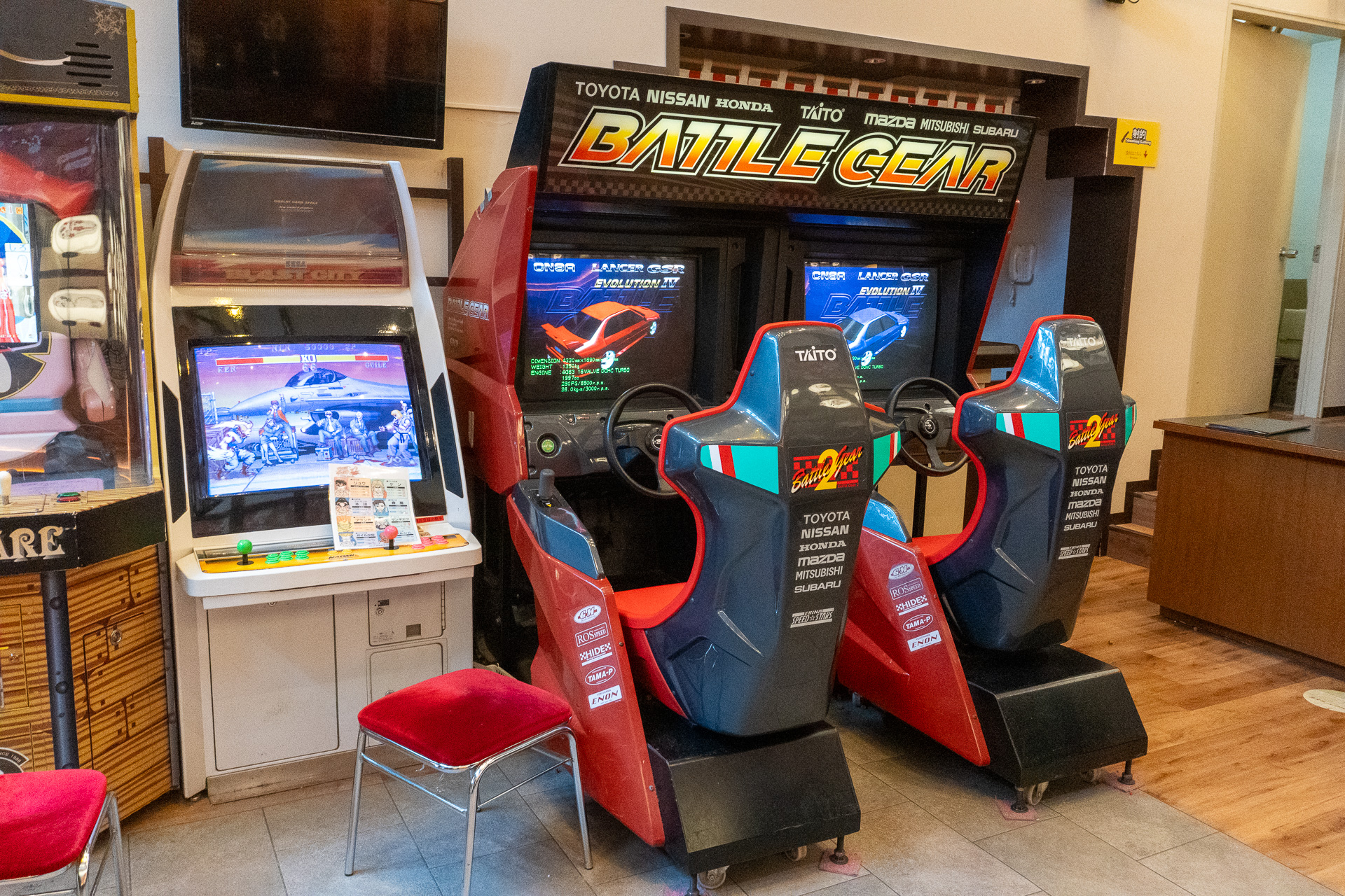 ホテルニューアカオが復活開業した2023年に誕生した「にぎわい横丁」。レトロゲームや射的、駄菓子コーナー、缶詰Barなどが楽しめる