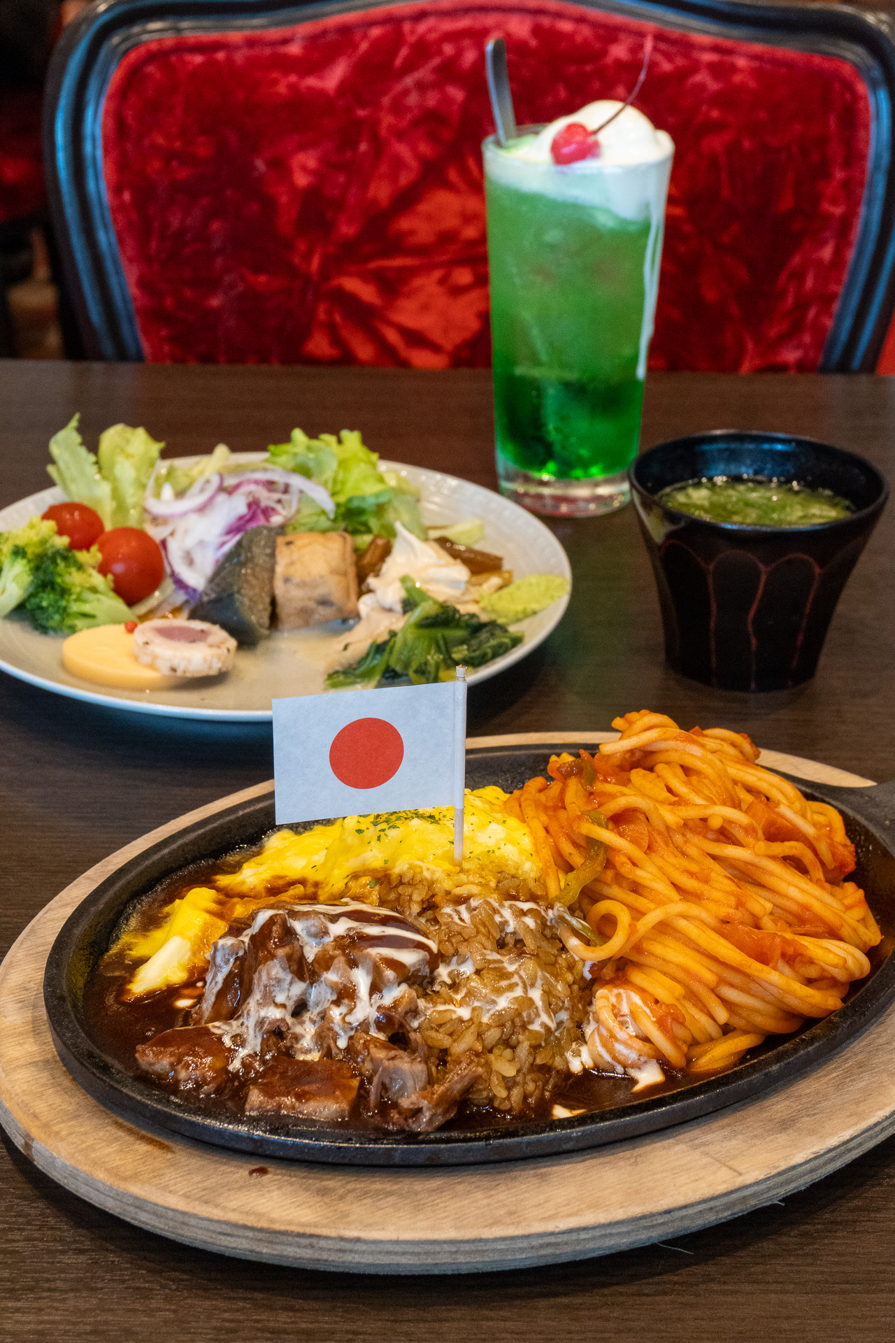 ランチタイムには、昔懐かしい洋食プレートなどのメインディッシュが選べるハーフビュッフェを提供。日帰りでも楽しめる
