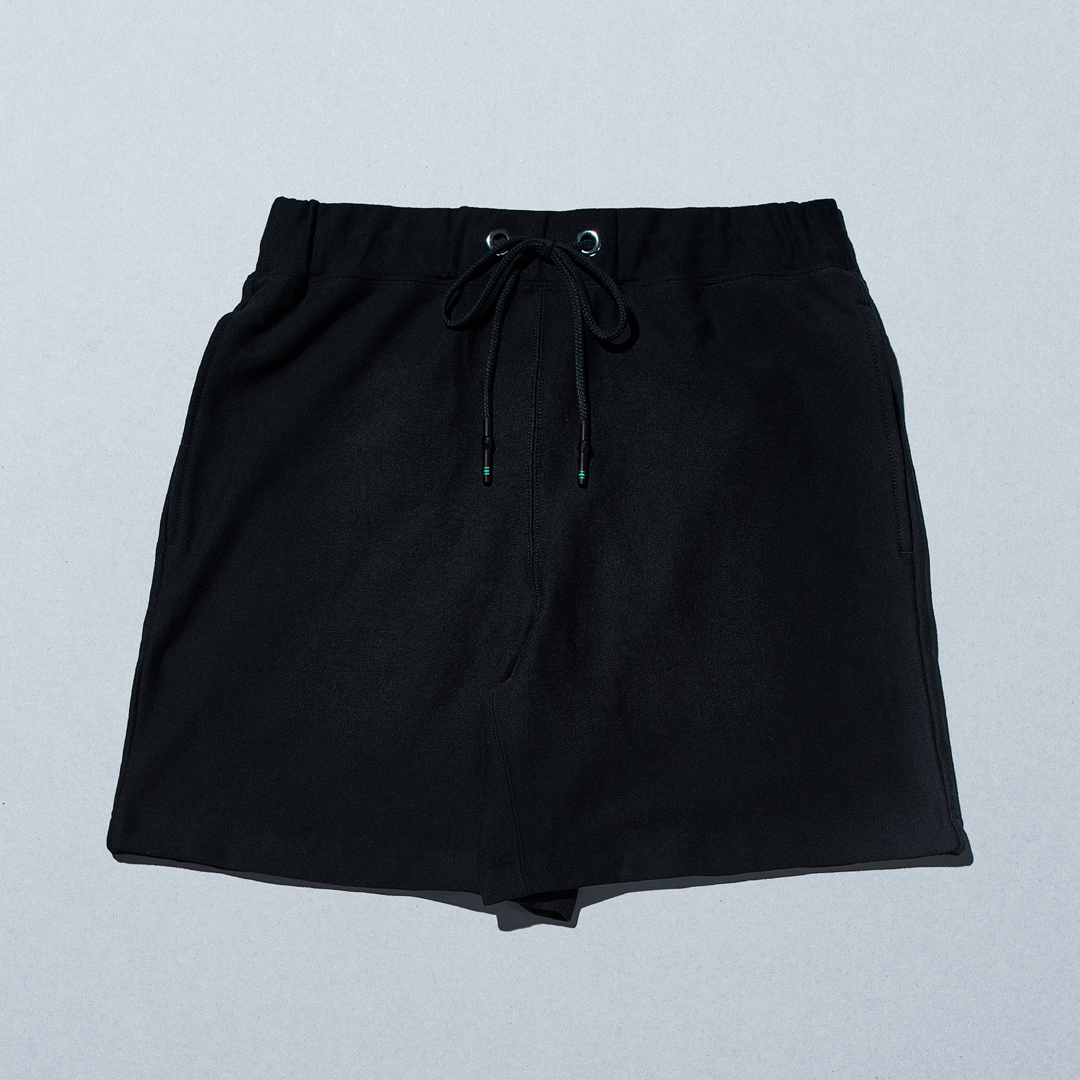 肉厚素材でワンマイルウェアにも使える「スウェットショートパンツ」（1998円）