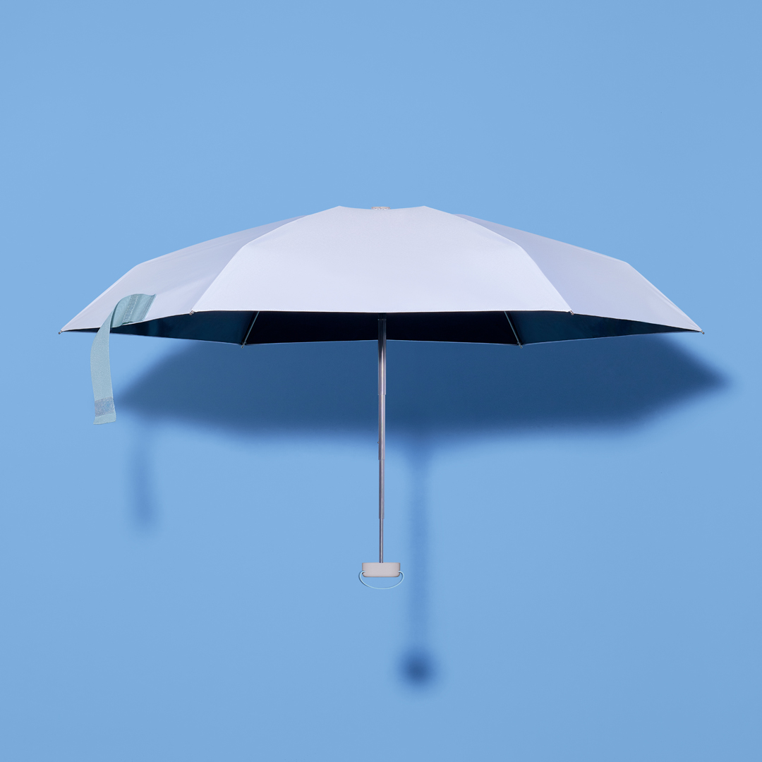 持ち運びに便利な「晴雨兼用ミニ傘」（2490円）。UVカット率99.9％、UPF50＋、遮光率99.9％の遮熱効果を備える