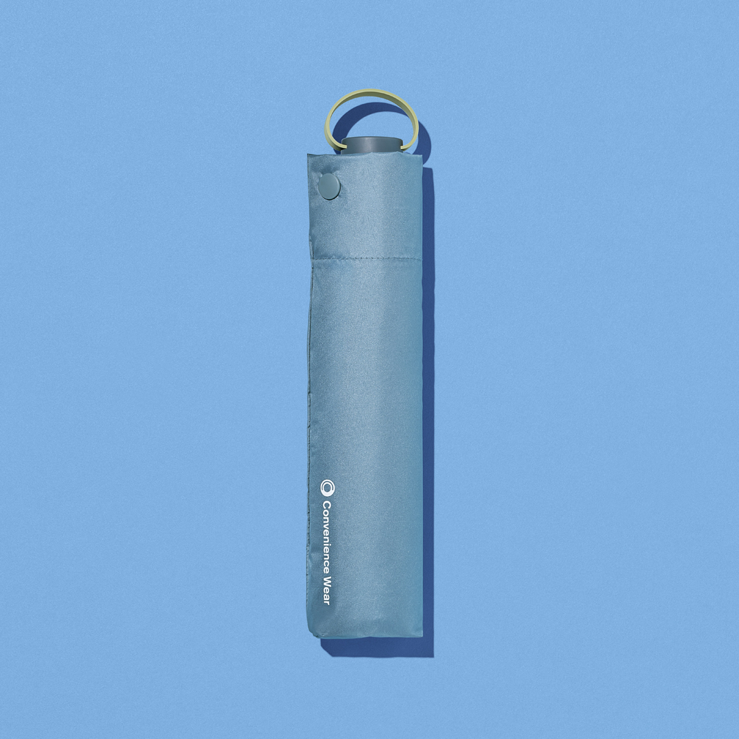 現行のスリム傘より約45g軽量化した「晴雨兼用軽量スリム傘」（2990円）。UVカット率99.9％、UPF50＋、遮光率99.9％の遮熱効果を備える
