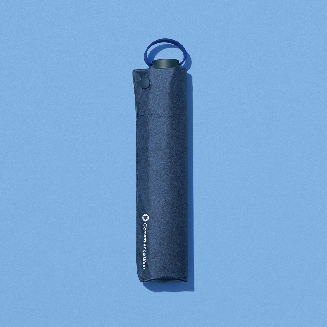 現行のスリム傘より約45g軽量化した「晴雨兼用軽量スリム傘」（2990円）。UVカット率99.9％、UPF50＋、遮光率99.9％の遮熱効果を備える