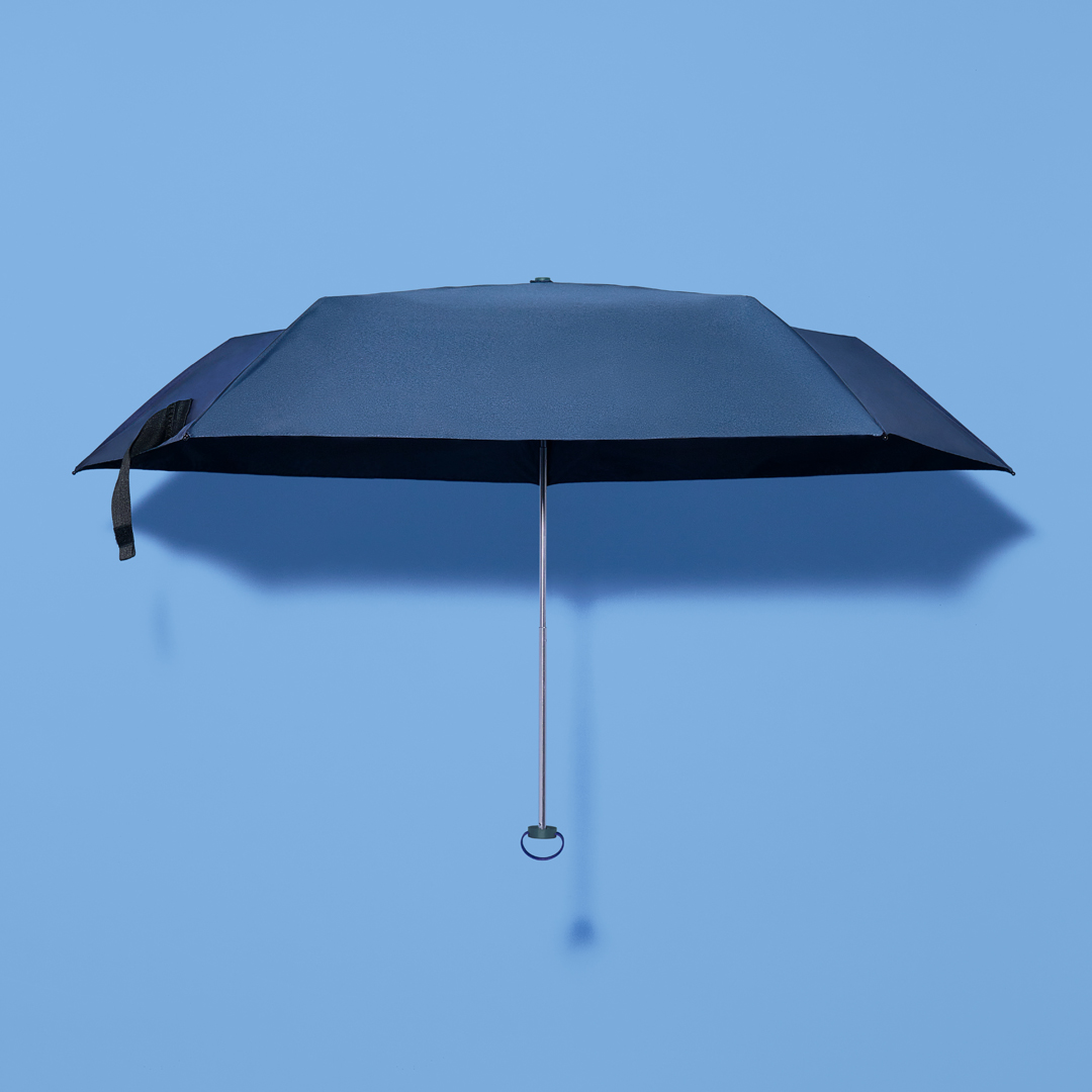 現行のスリム傘より約45g軽量化した「晴雨兼用軽量スリム傘」（2990円）。UVカット率99.9％、UPF50＋、遮光率99.9％の遮熱効果を備える