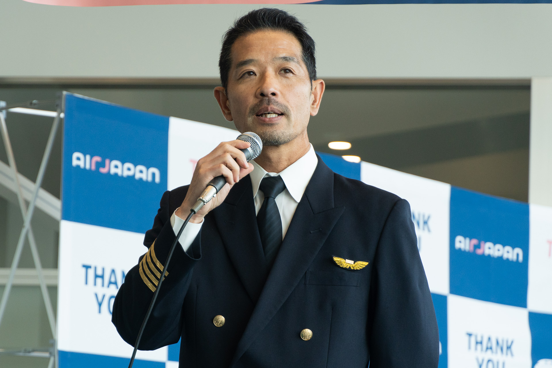 ラストフライトの前に感謝の言葉を述べた株式会社エアージャパン 運航部 部長 道廣直幹氏