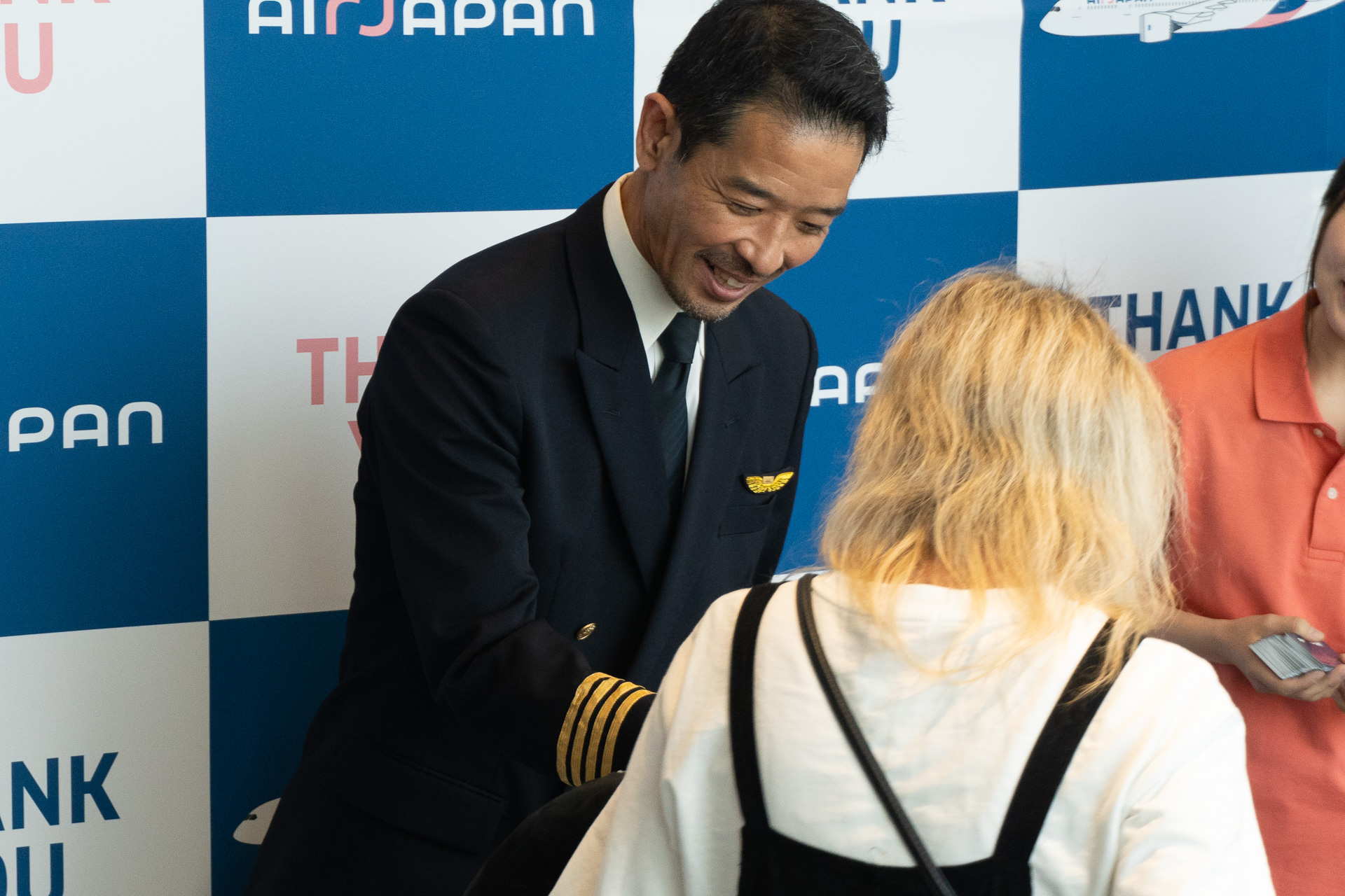搭乗が始まると、道廣氏らが最終搭乗証明書の配布を行なった