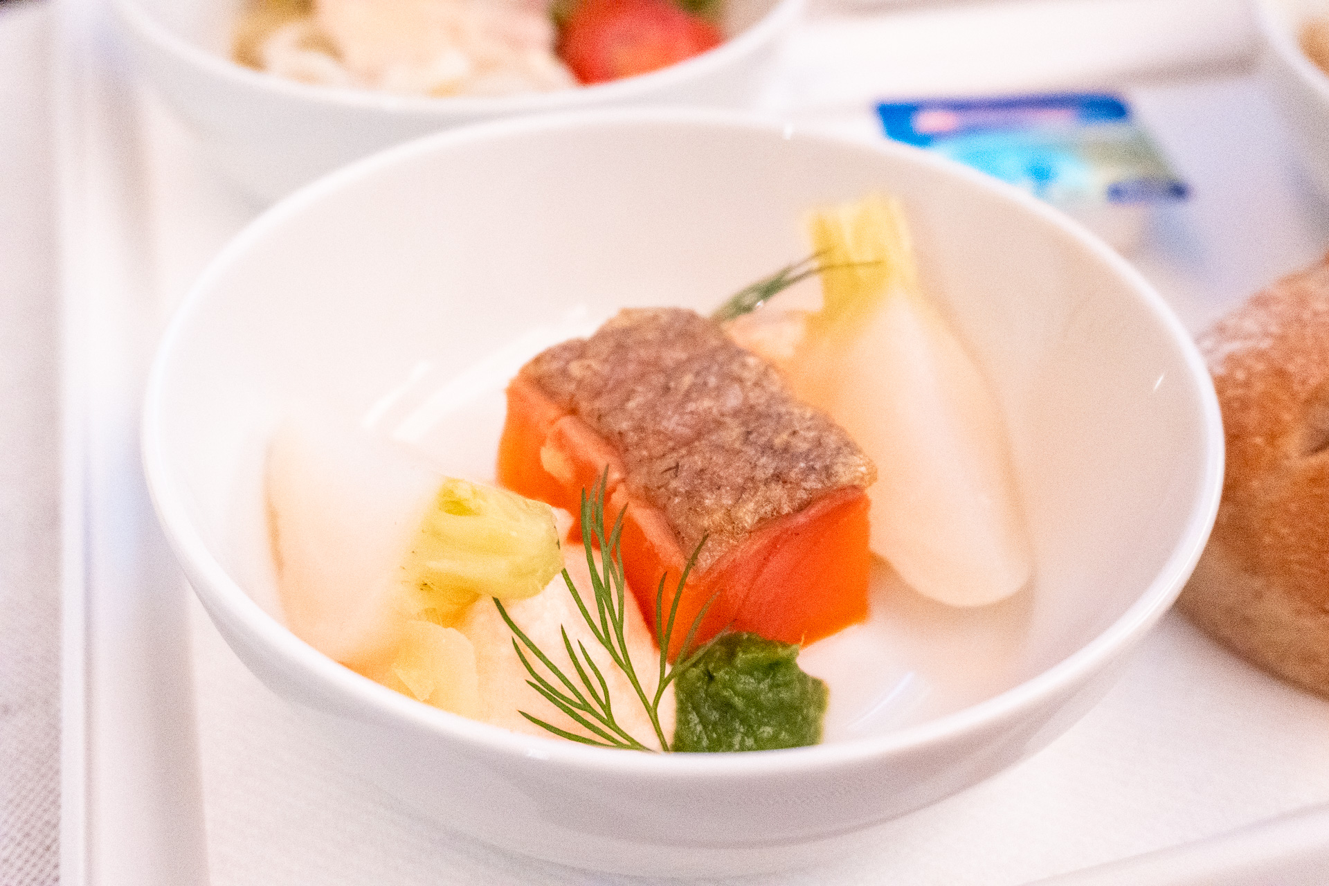 前菜「スモークサーモンとカブのロースト」