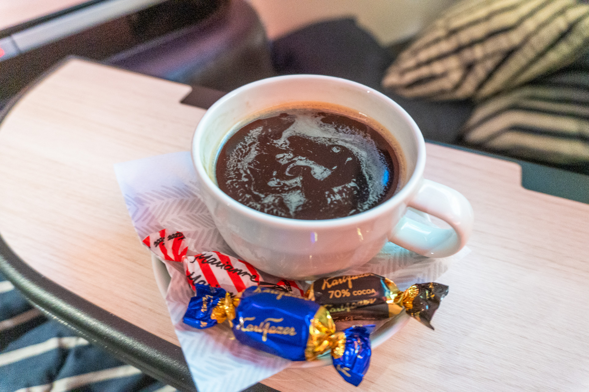 食後のコーヒーやフィンランドの老舗チョコレートブランド「ファッツェル」も