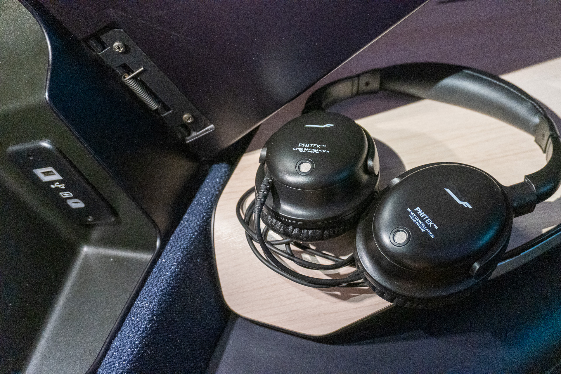 サイドテーブルは広々。スマホを置くだけのワイヤレス充電器も搭載されている