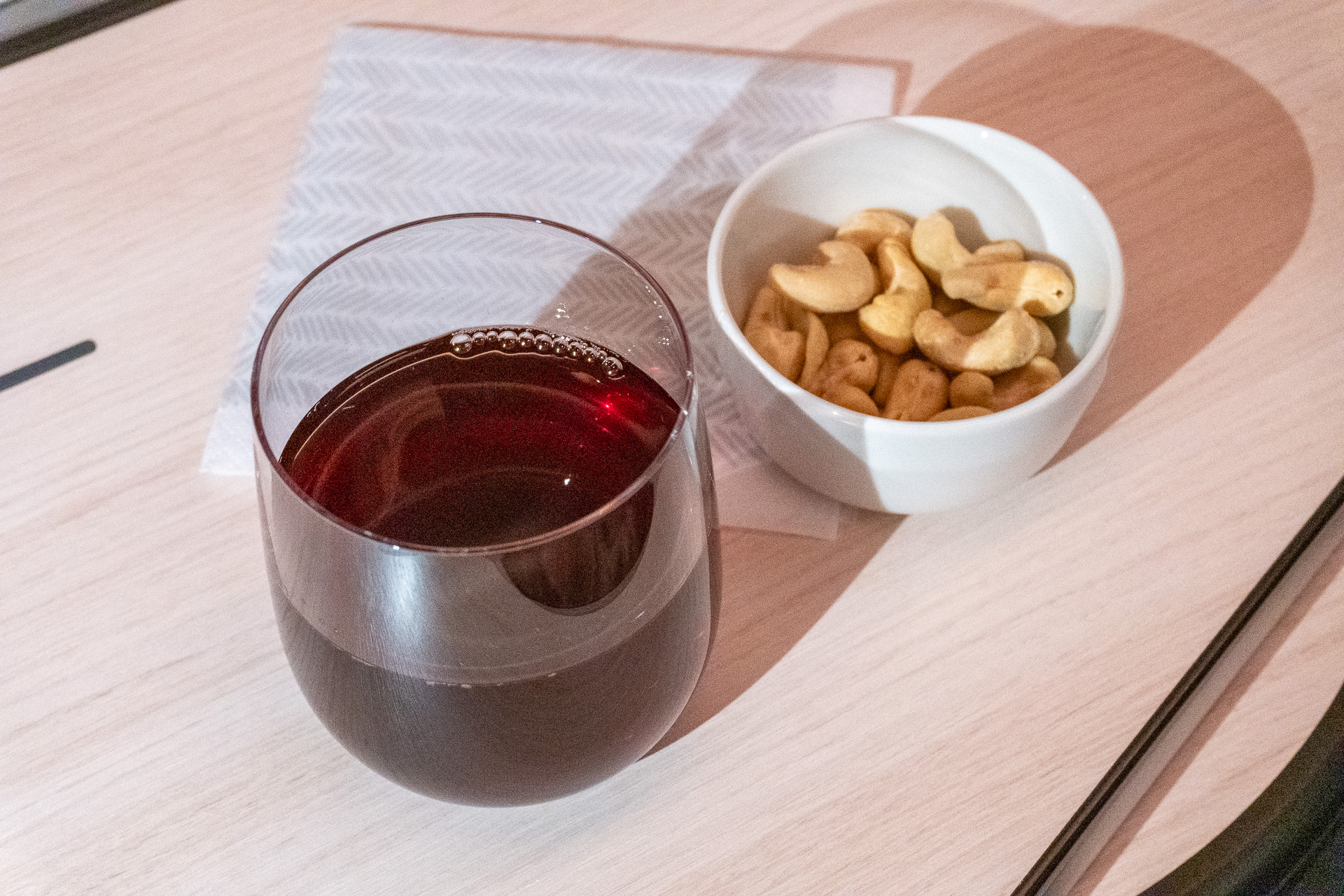 フィンエアーに乗ったらぜひともオーダーしてほしいブルーベリージュース。すっきりとした甘さで飲みやすい