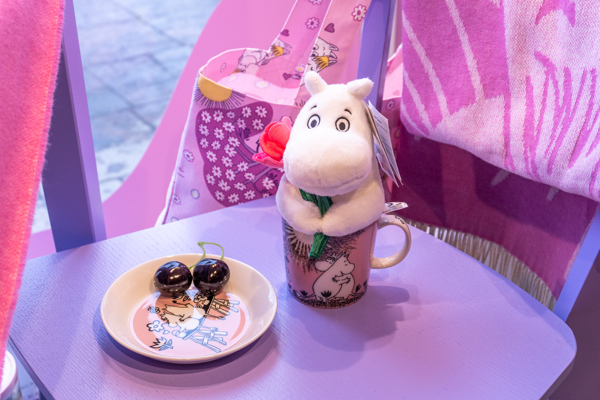 真冬のヘルシンキは完全防寒が必須、春～秋は過ごしやすい気候。市内観光は徒歩やトラムが便利で、空港～市街地（中央駅）間は鉄道・バスの直行便があるが、羽田からの便は朝4時台着のため、始発を待つよりタクシー/Uberがラク。白亜のヘルシンキ大聖堂にムーミンショップ、本場のサウナでは湖ダイブも……