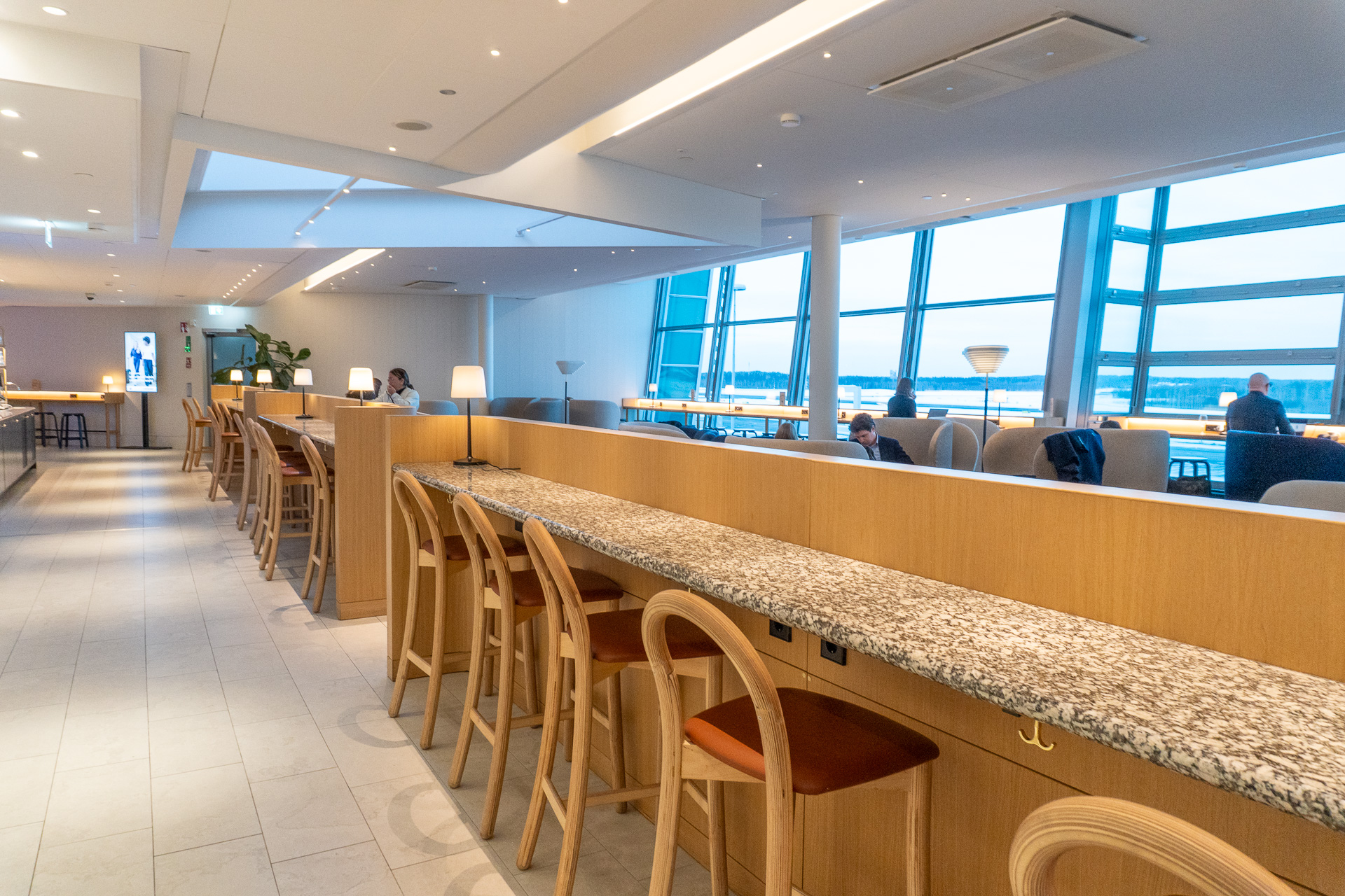 ランプに駐機する飛行機を眺めながら食事や休憩ができる。テレカンブースやミーティングルームも完備しており、アアルトの照明やイスなど一部インテリアまでフィンランドブランド。ビュッフェの名物はトナカイ肉とマカロニのキッシュ
