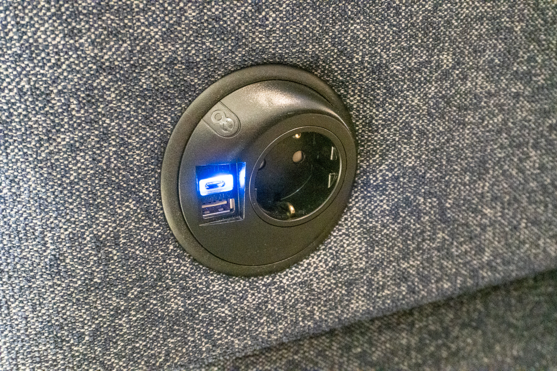 ヘルシンキ空港のビジネスラウンジは、多くの席にAC電源（Cタイプ）とUSB Type-A/Type-Cポートを備えている