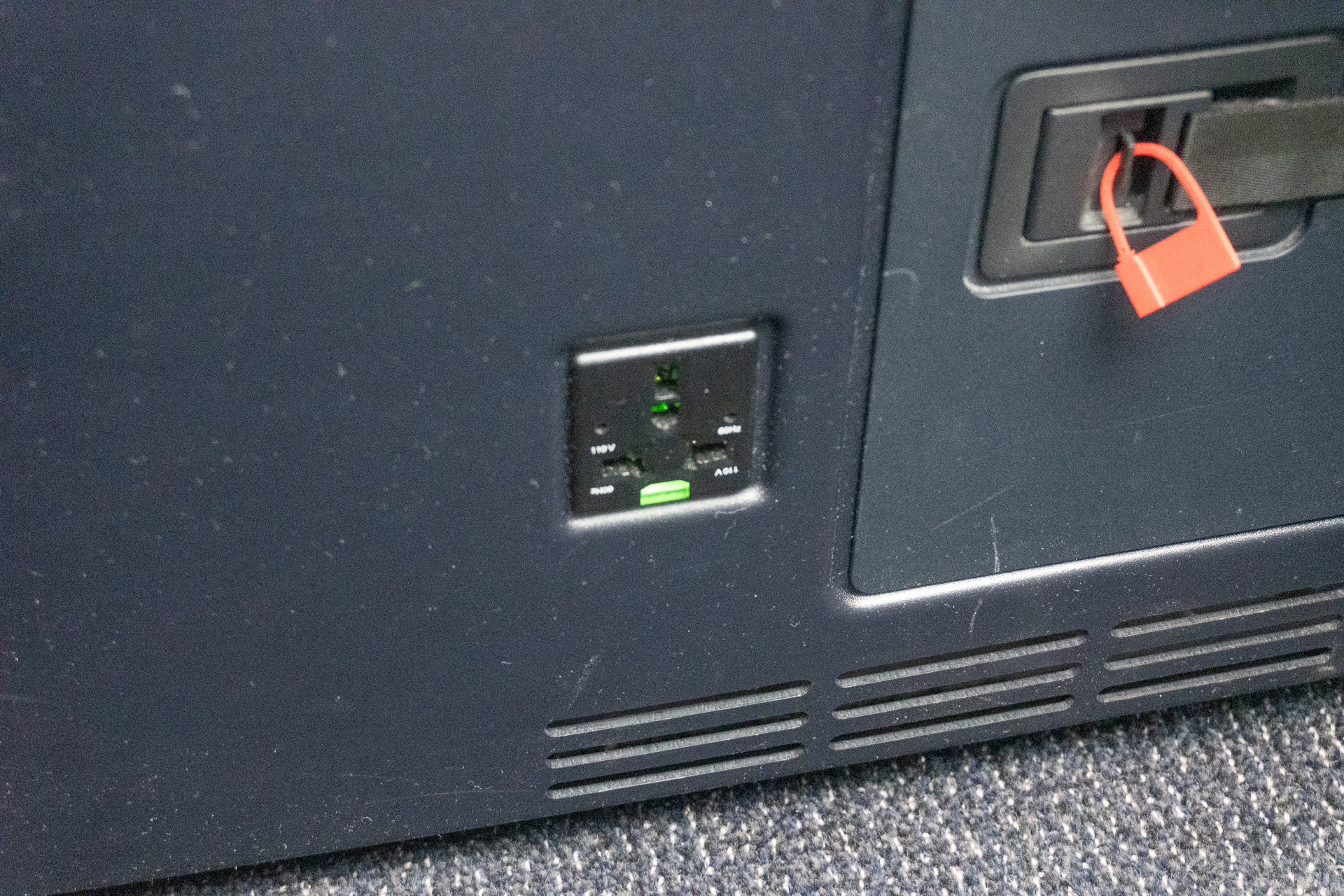 ユニバーサル電源は全席の足元に設置