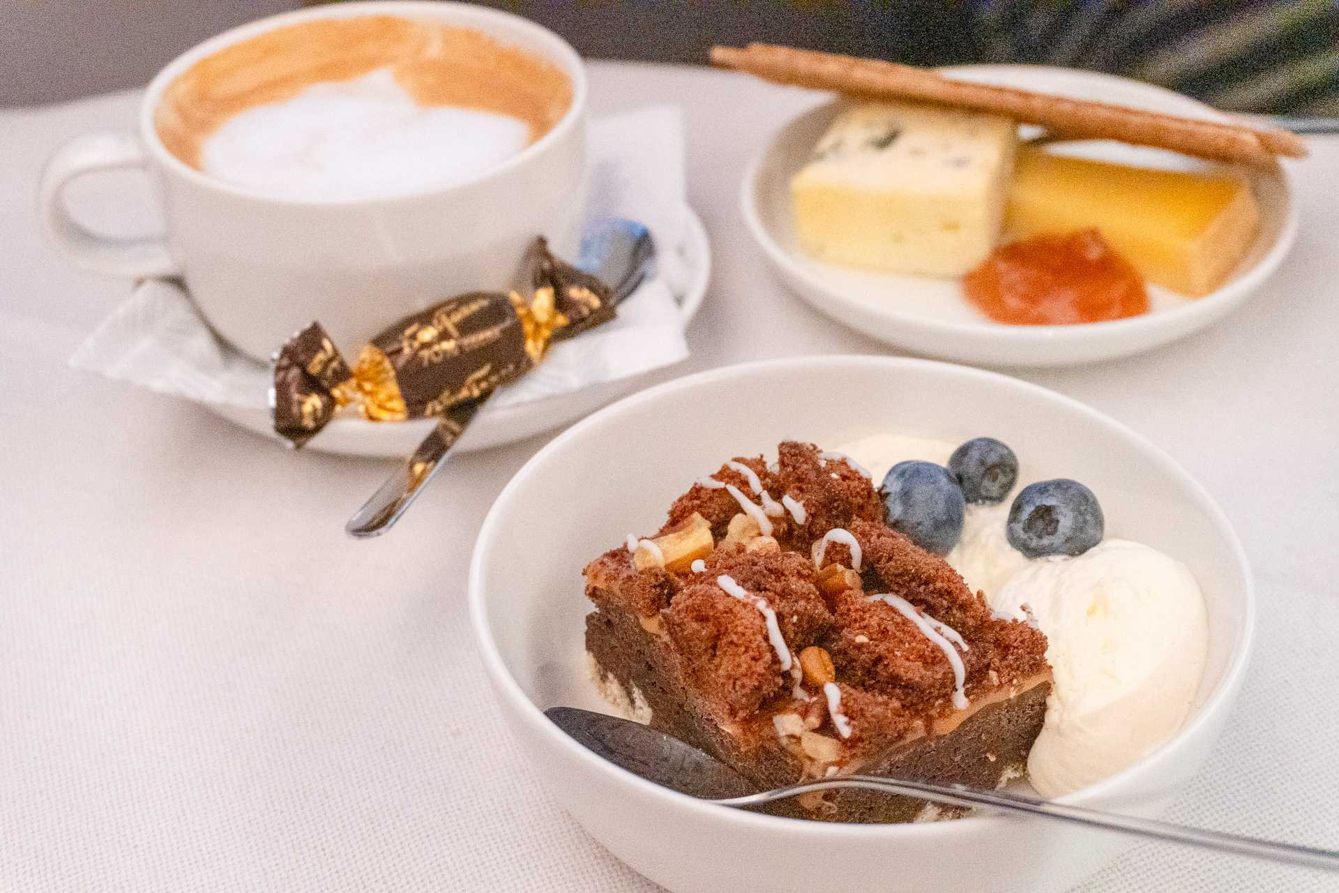 デザートは「チーズの盛り合わせ」「チョコレートブラウニー ピーカンナッツ、バニラクリームとブルーベリー」など
