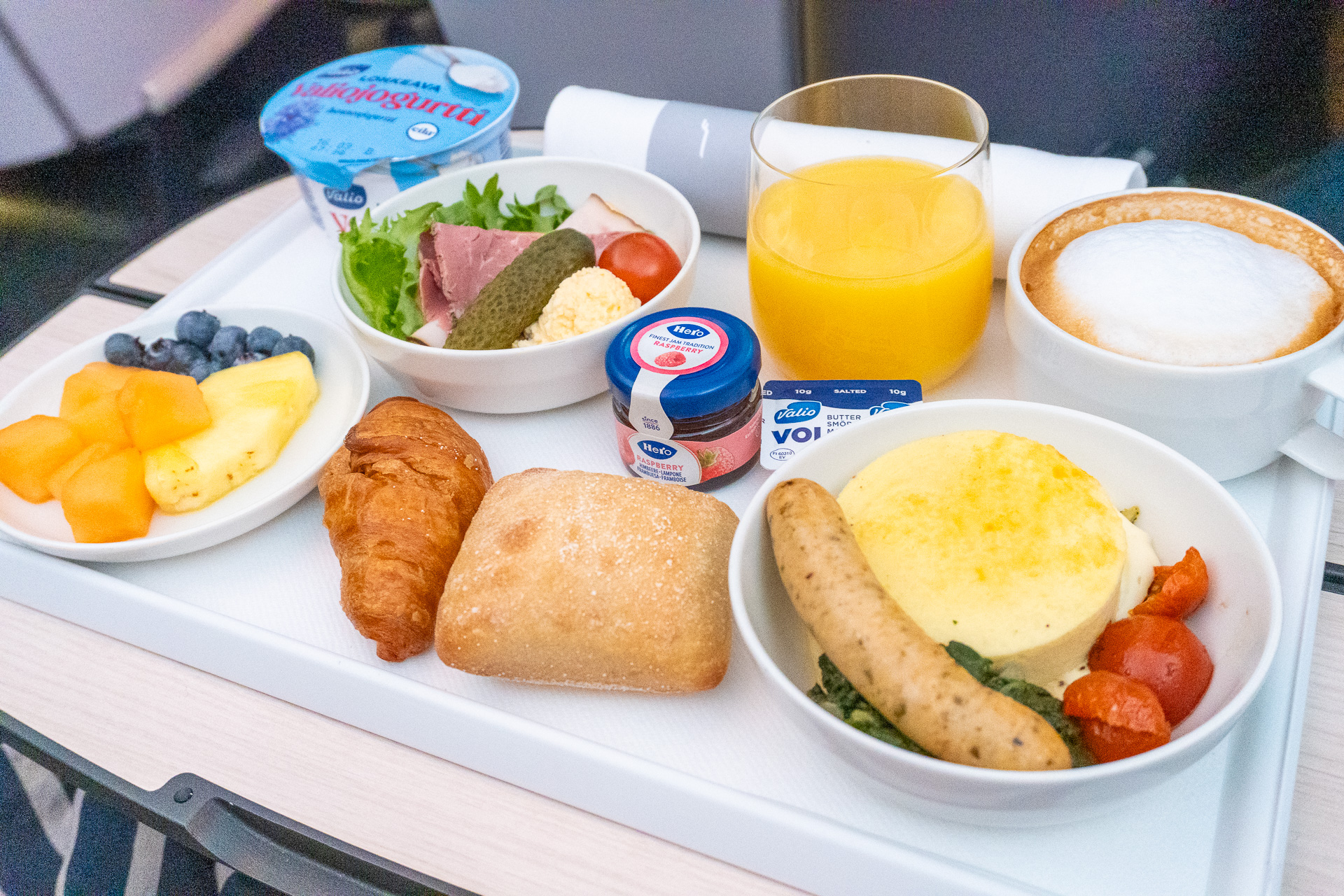復路（ヘルシンキ→羽田）の朝食。ベークドエッグのスフレやポークソーセージなど