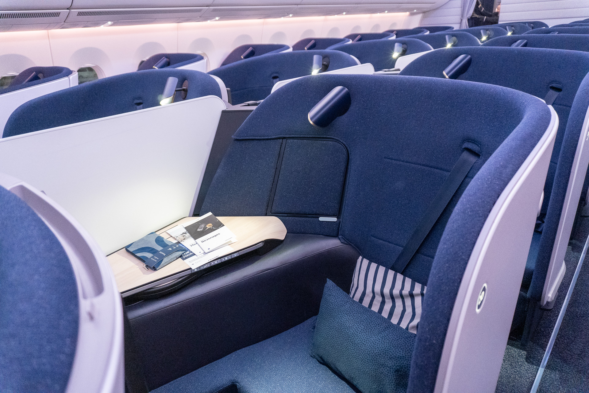 ビジネスクラスシート「AirLounge（エアラウンジ）」。従来の航空機シートとは異なる“シェル型”の座り心地が魅力