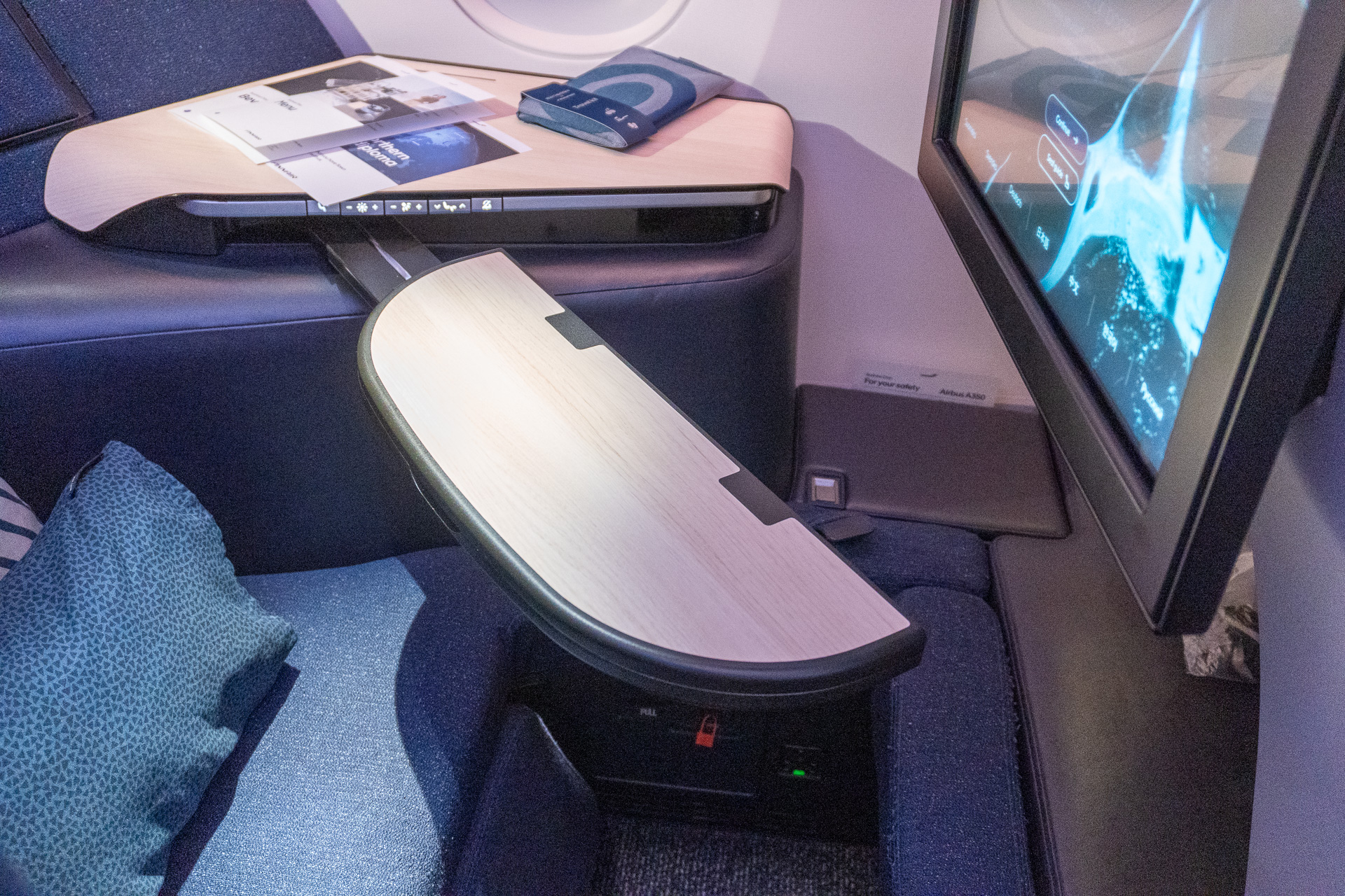 メインテーブルは、手元のボタンで引き出すポップアップ式。2段階に開き、13インチPCなら余裕で作業できる広さ