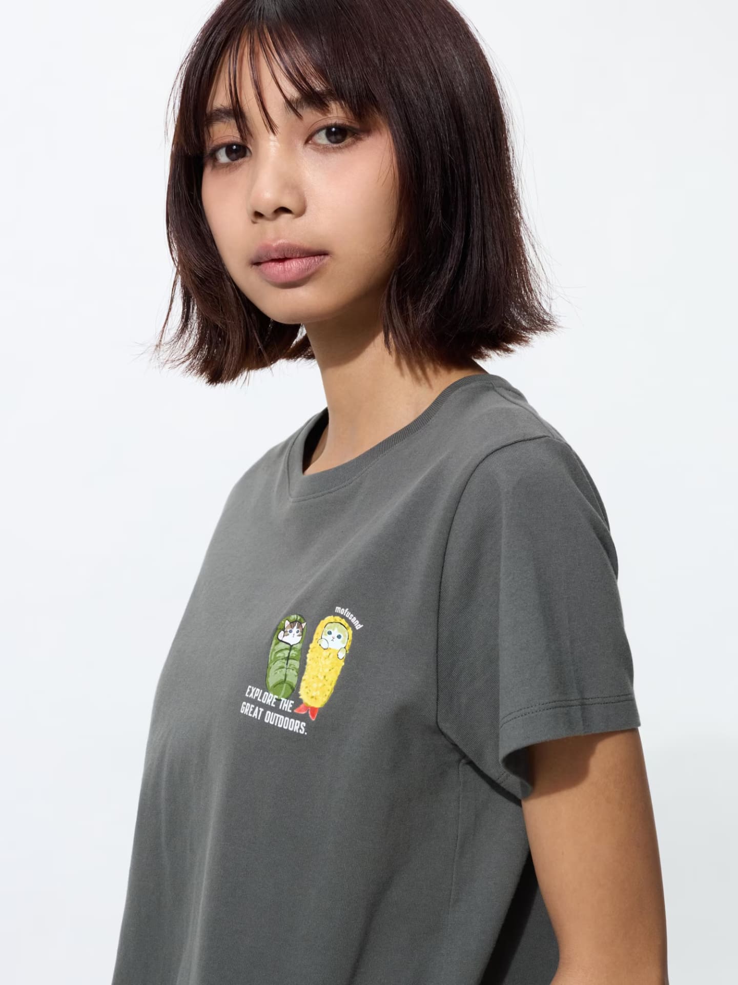 胸元ワンポイントは寝袋にゃんこ。背面はハンモックでくつろぐ姿に癒やされるデザイン