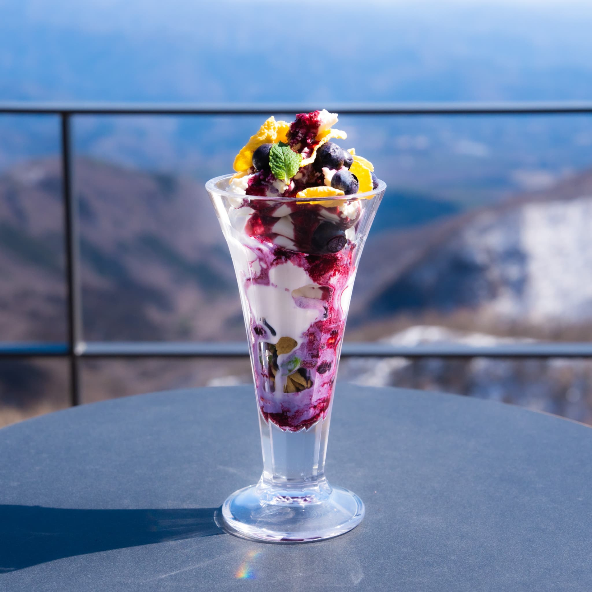赤城南麓ブラウンスイス牛ミルクの“あかぎのソフトクリーム”を使った「あかぎのブルーベリーチーズパフェ」