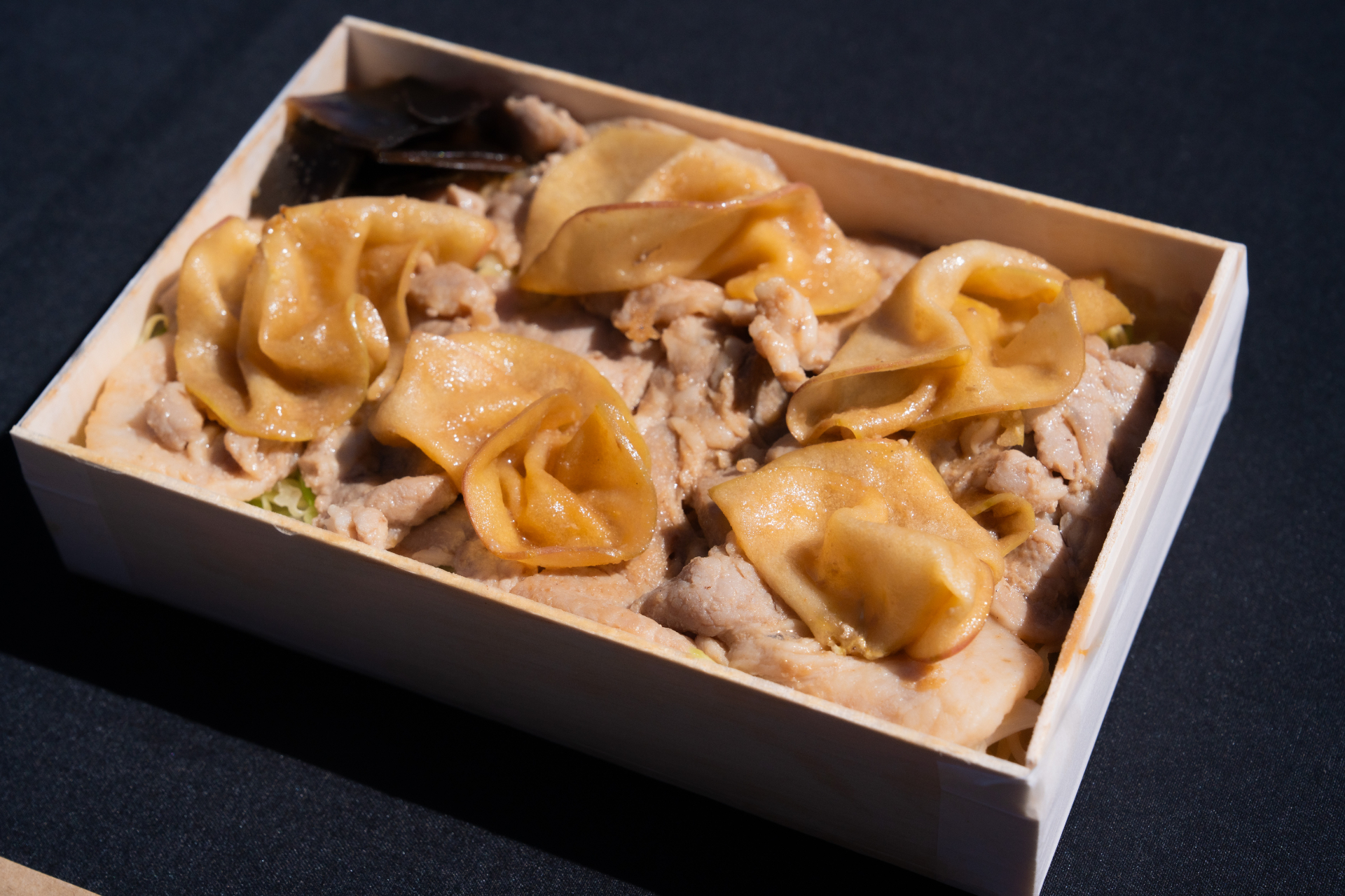 赤城南麓の養豚農家・近藤スワインポークの豚肉と赤城のりんごをつかった「ほぼの駅弁」