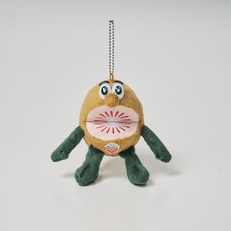 ころんとかわいいフォルムのぬいぐるみポーチ一体型になっており、使わないときはバッグを収納してぬいぐるみチャームとして携帯できる