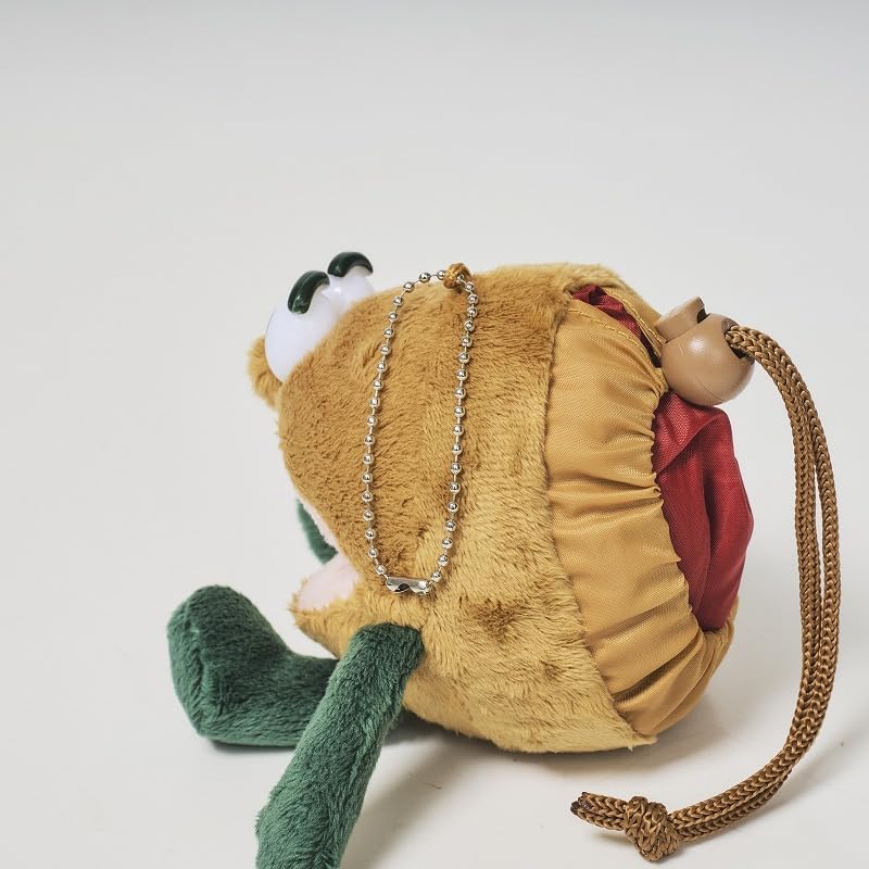 ころんとかわいいフォルムのぬいぐるみポーチ一体型になっており、使わないときはバッグを収納してぬいぐるみチャームとして携帯できる